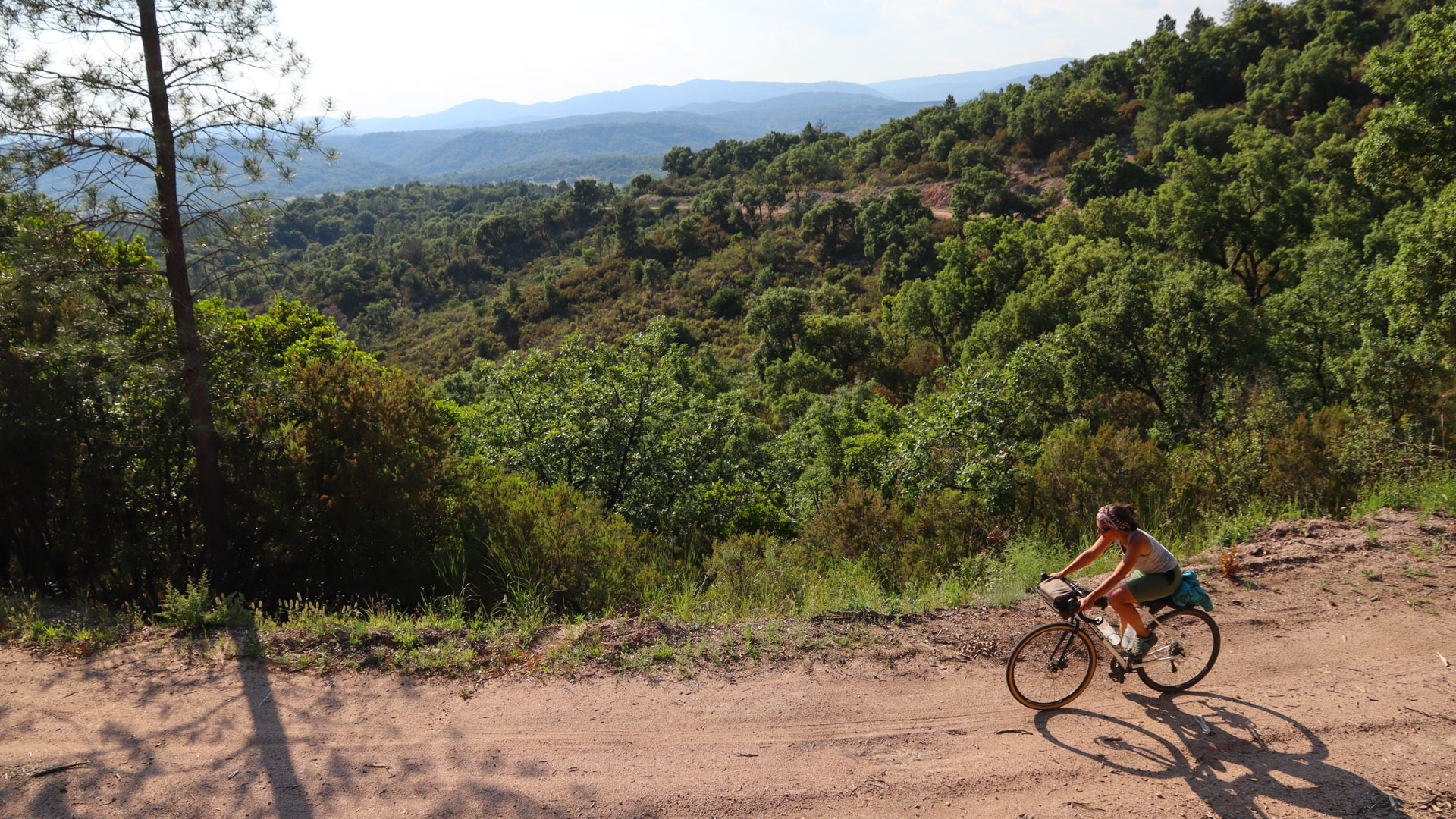 une cycliste gravel sur une piste sauvage de Provence,