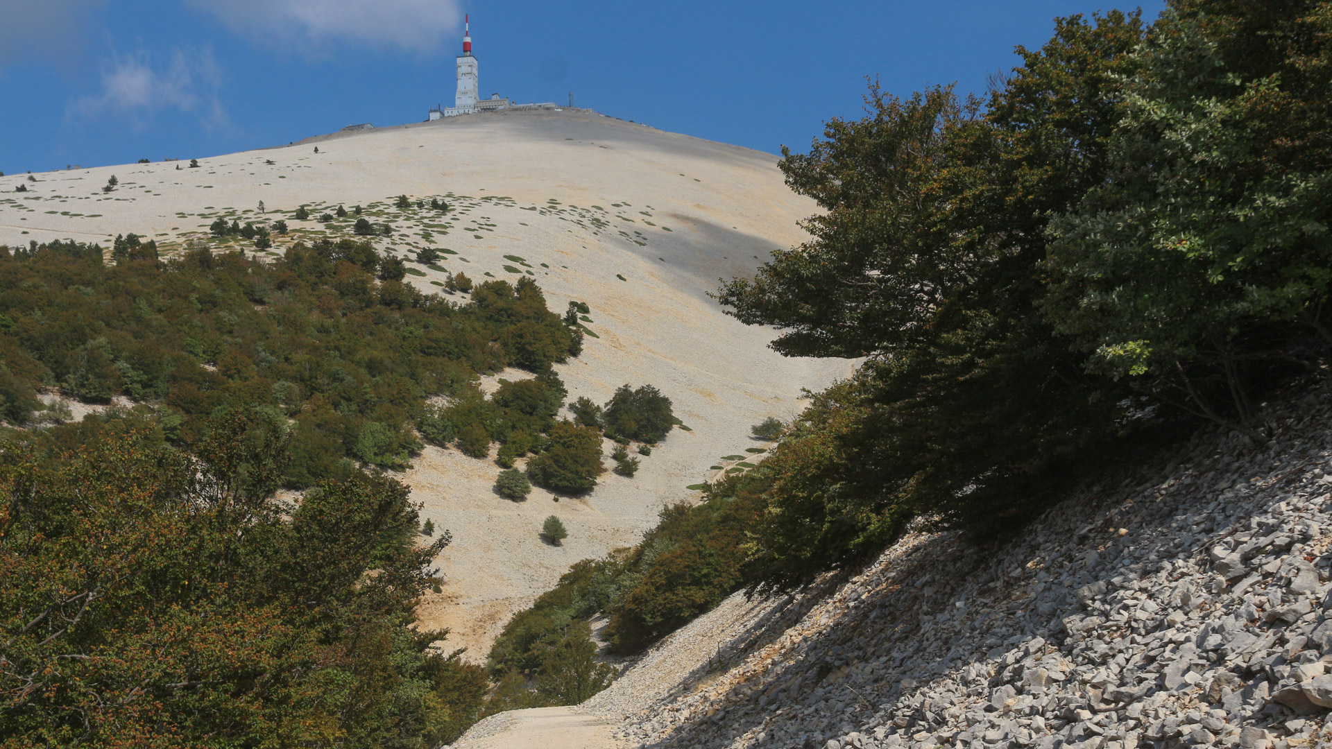 vue sur le sommet du Mont Ventoux depuis un petit chemin gravel