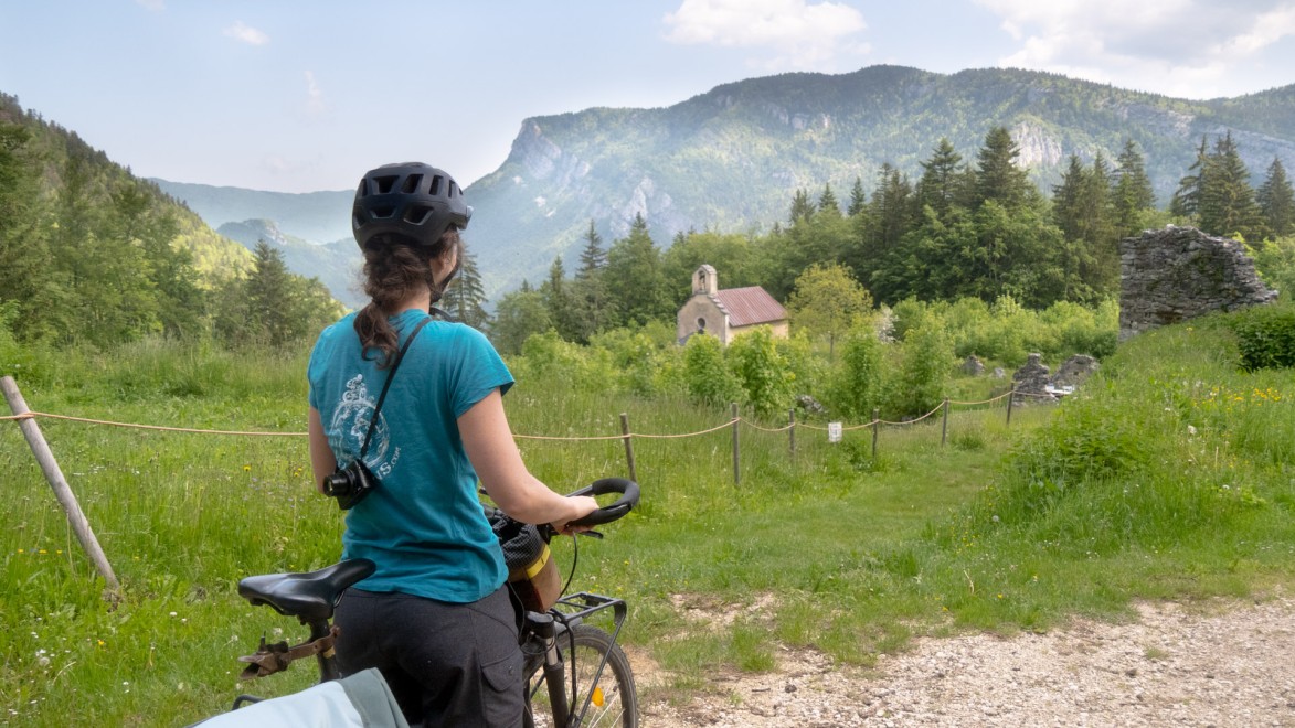 cycliste regardant la montagne lors d'un arret sur une piste du Vercors