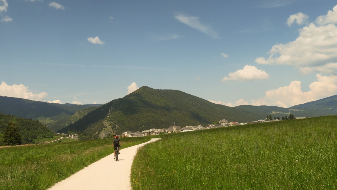 personne roulant sur une piste cyclable du Vercors