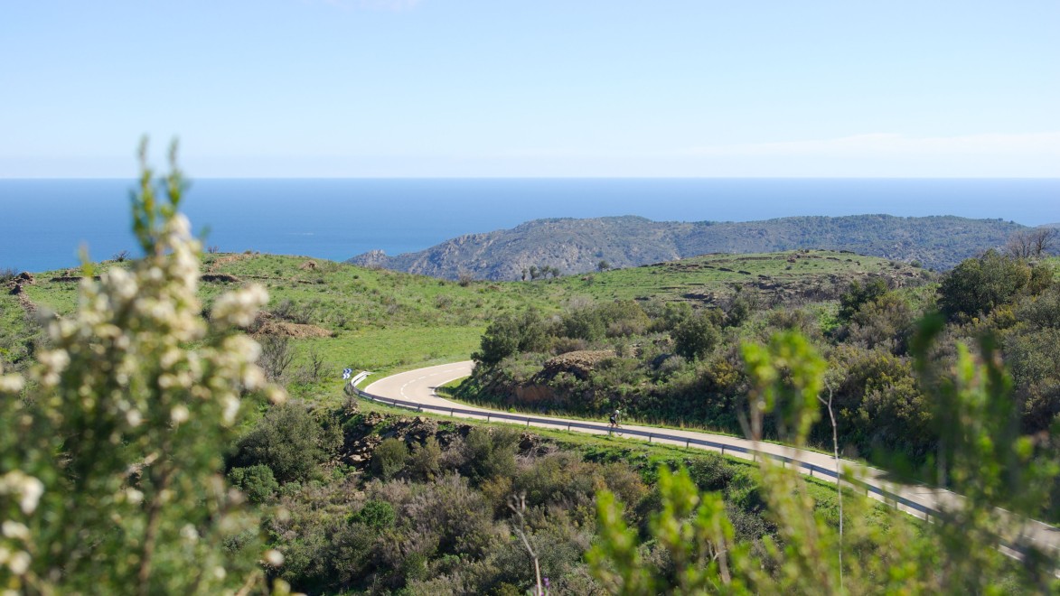 cycliste sur une route aux environs du Cap de Creus