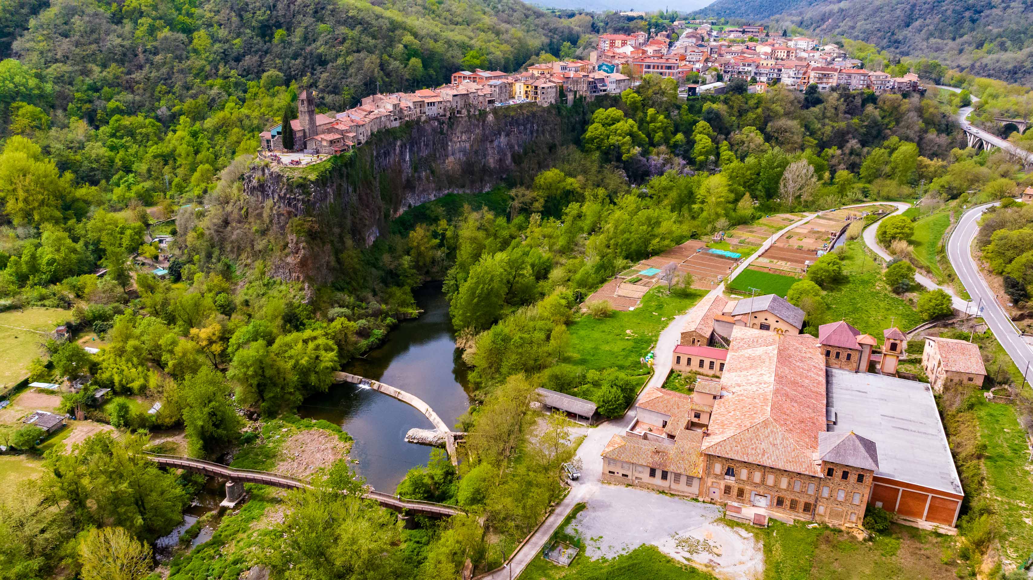 village de Castellfollit de la Roca, situé sur une falaise.