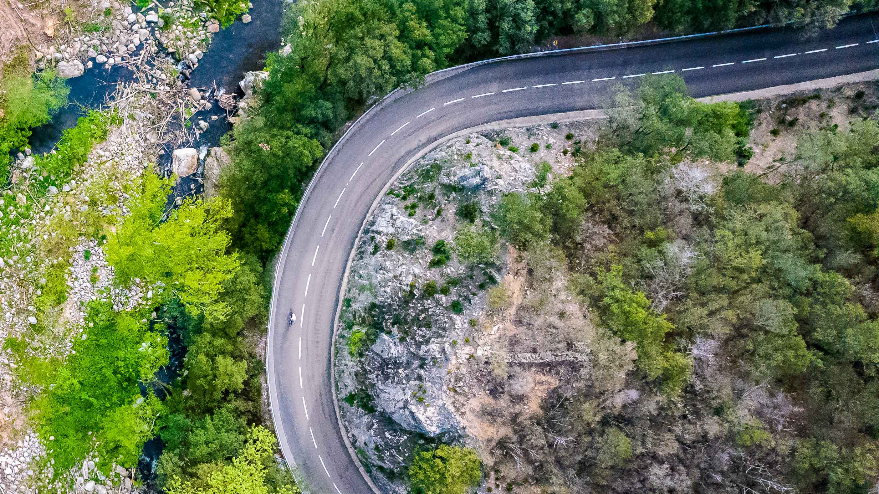 vue du ciel sur une épingle d'un col