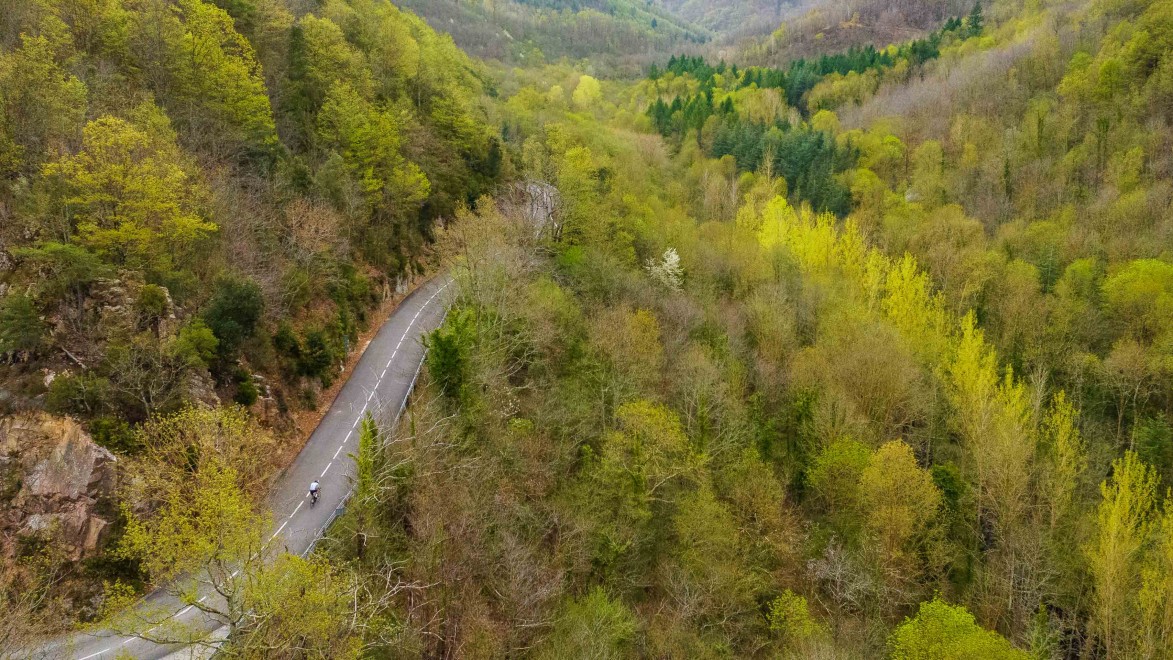 vue aérienne d'un cycliste dans le massif de la Garrotxa