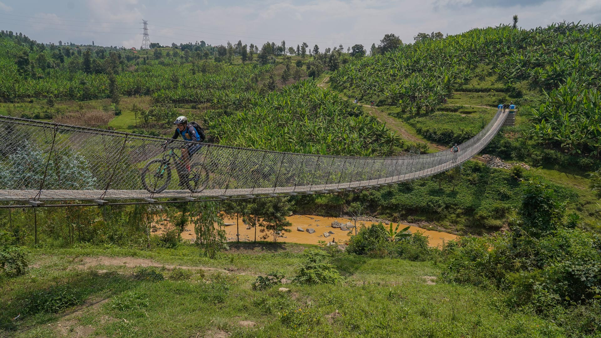 bon suspendu himalayen au dessus d'une rivière du Rwanda