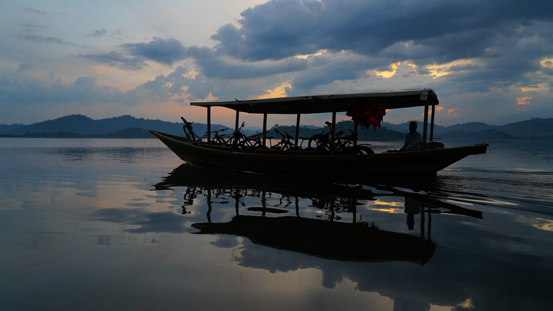 transfert des vélos en bateau sur le lac Ruhondo
