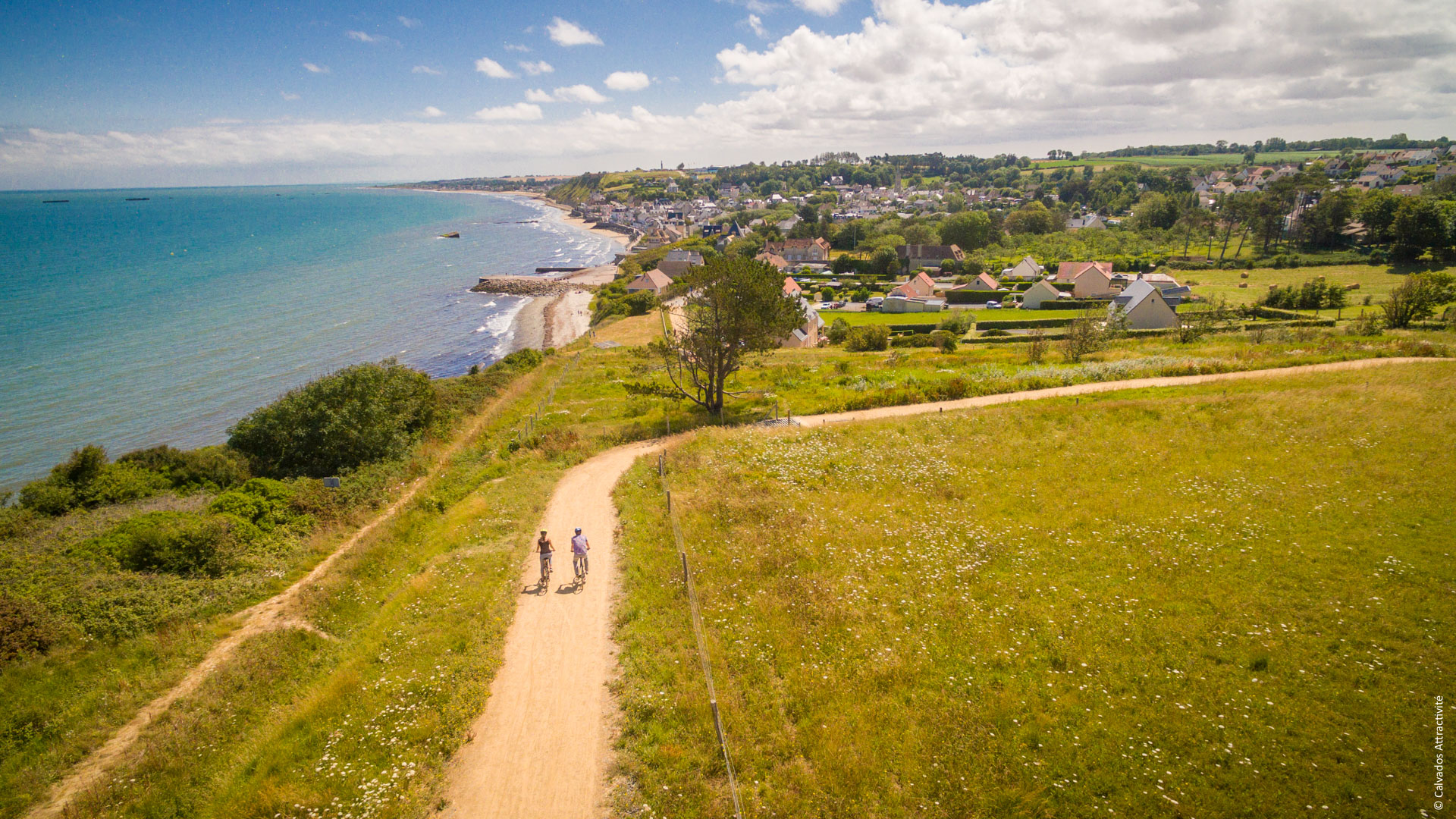 couple sur un chemin cyclable  à l'approche des côtes normandes