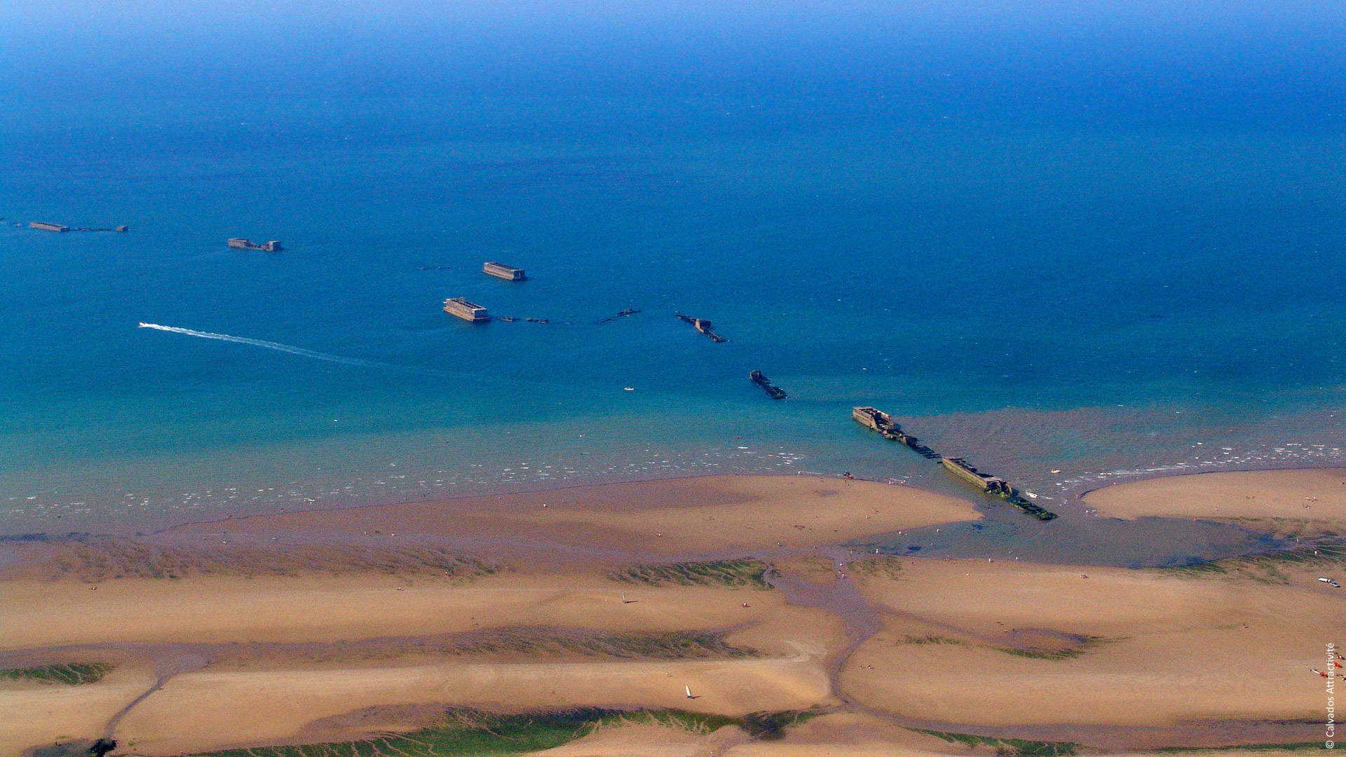 vue aérienne sur les eaux bleues de la Normandie