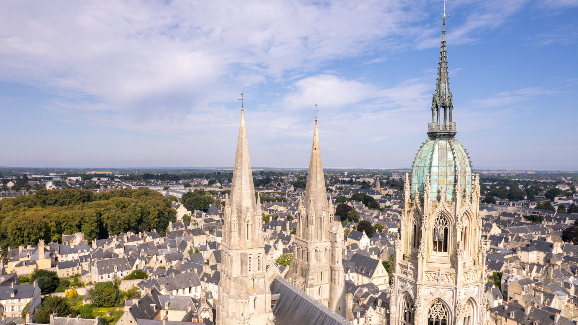toits de la cathédrale Notre Dame-de-Bayeux, ville d'arrivée du voyage