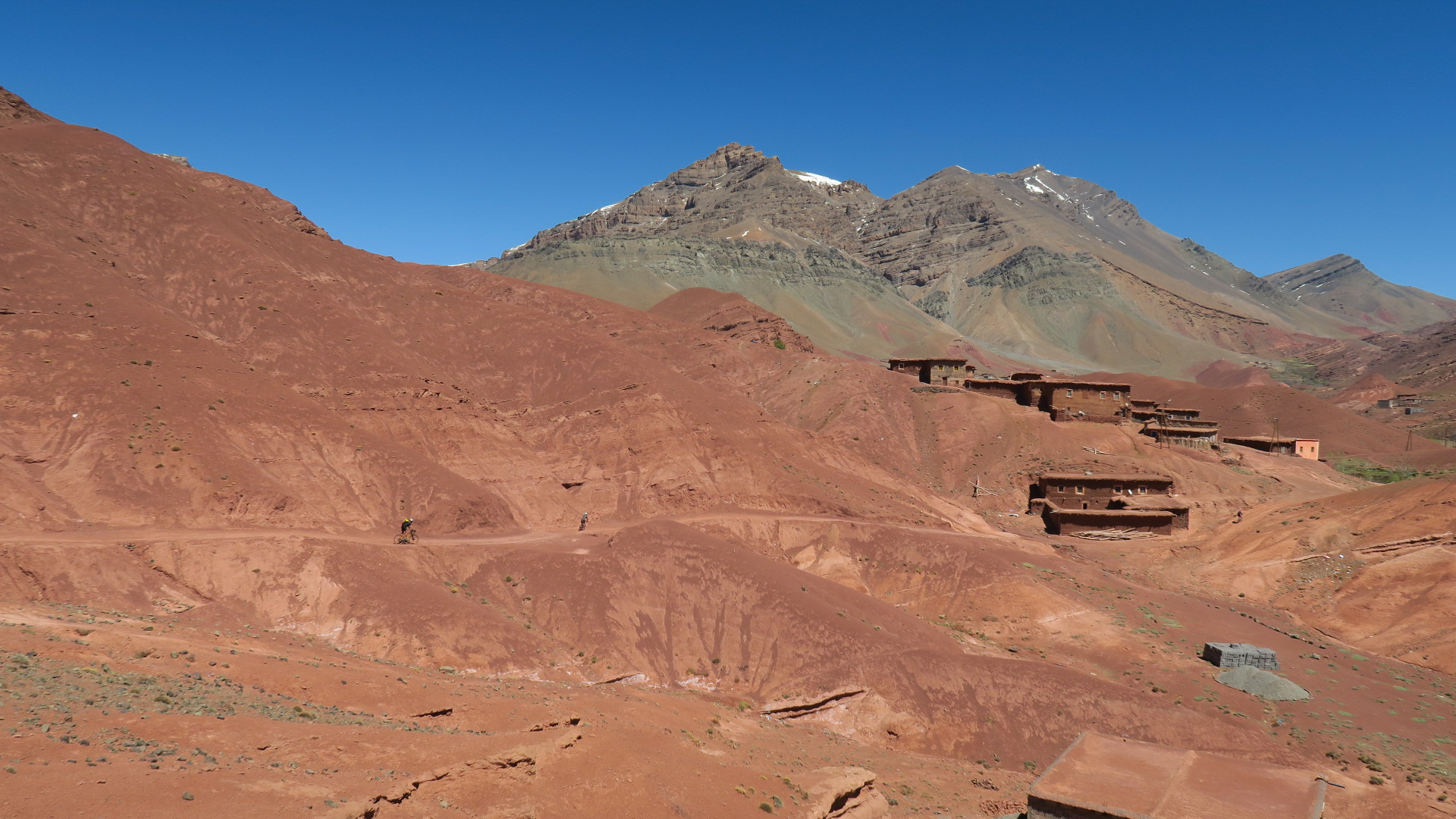 village berbère au milieu de l'Atlas marocain