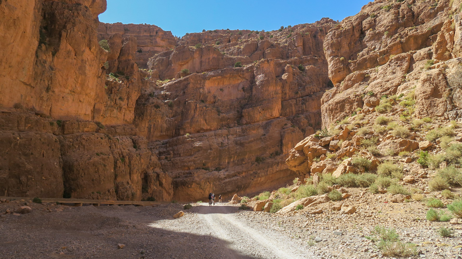 groupe de cyclistes dans la vallée des Roses, au Maroc