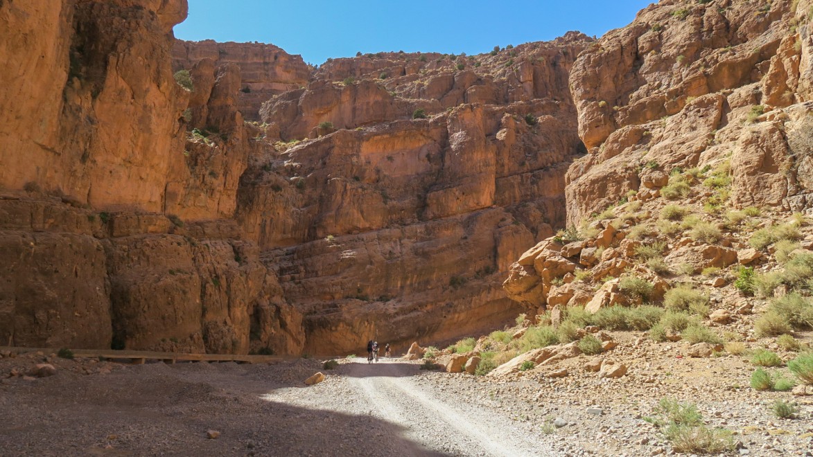 groupe de cyclistes dans la vallée des Roses, au Maroc