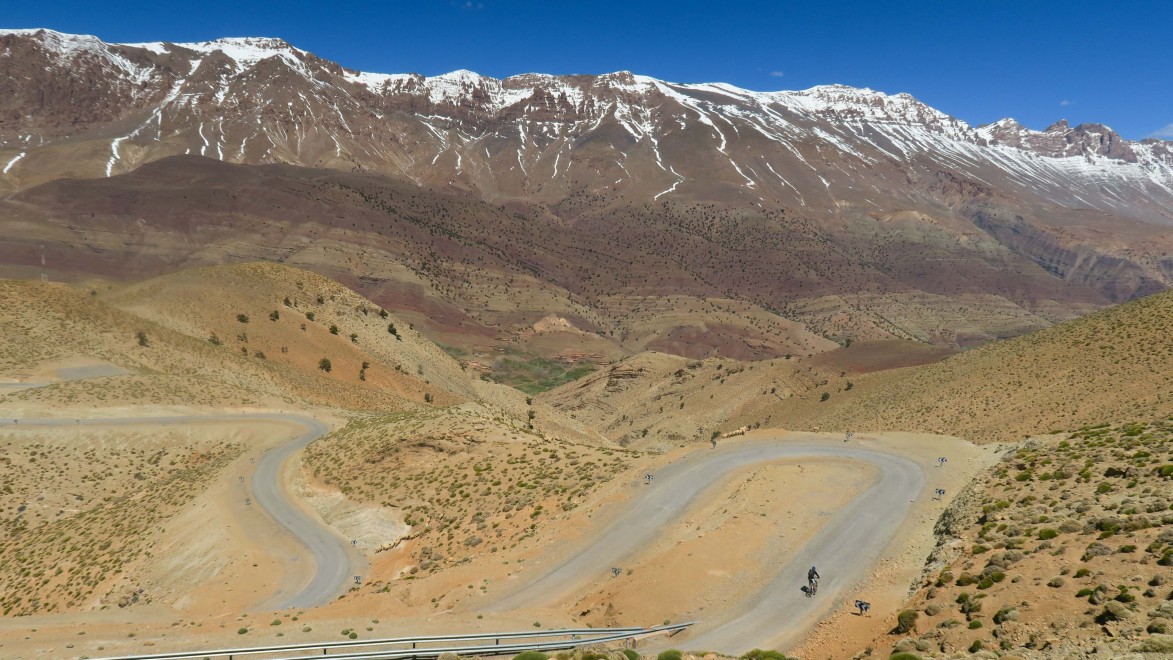 route d'un col cycliste avec à l'arrière plan une chaîne de montagne de l'Atlas du Maroc