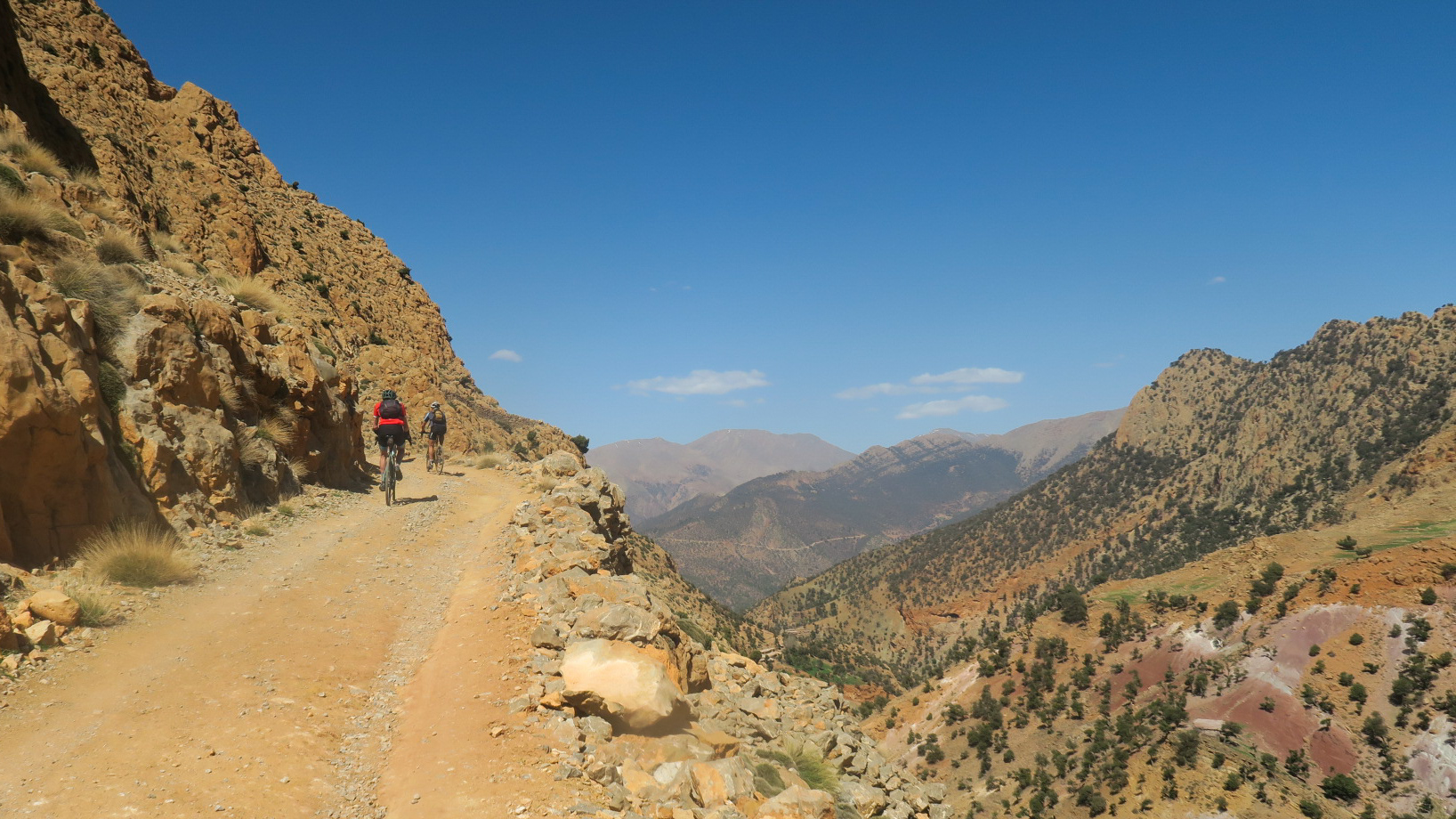 cycliste sur une piste gravel en balcon dans les montagnes marocaines