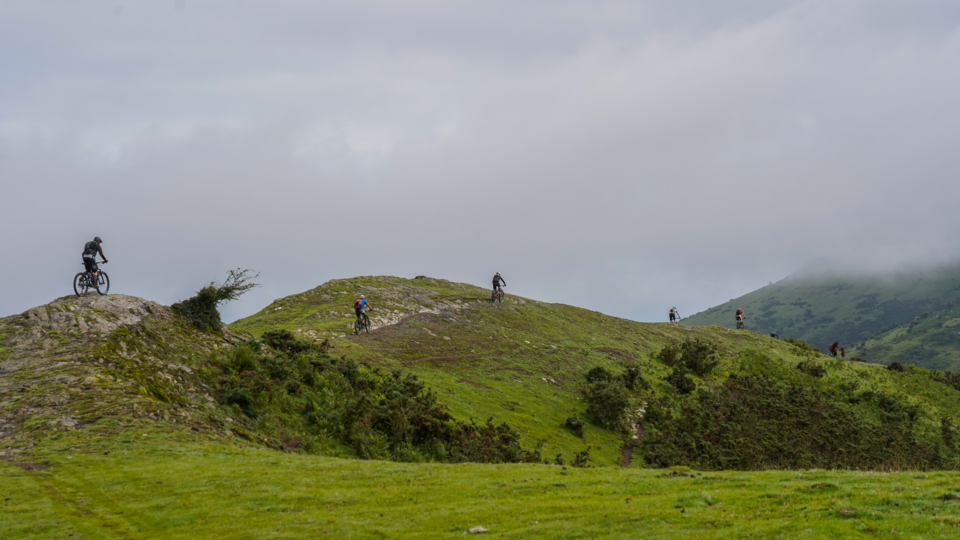 des VTT roulent sur une crête du pays basque