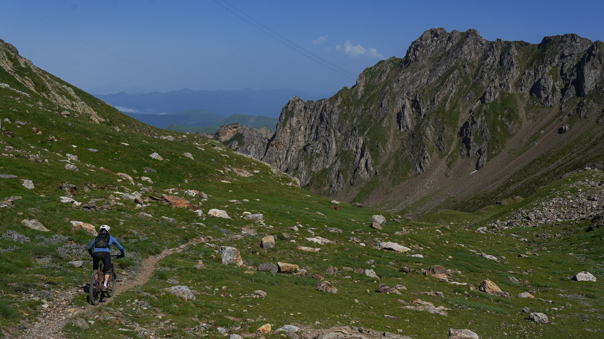 descente sur sentier monotrace proche du Tourmalet