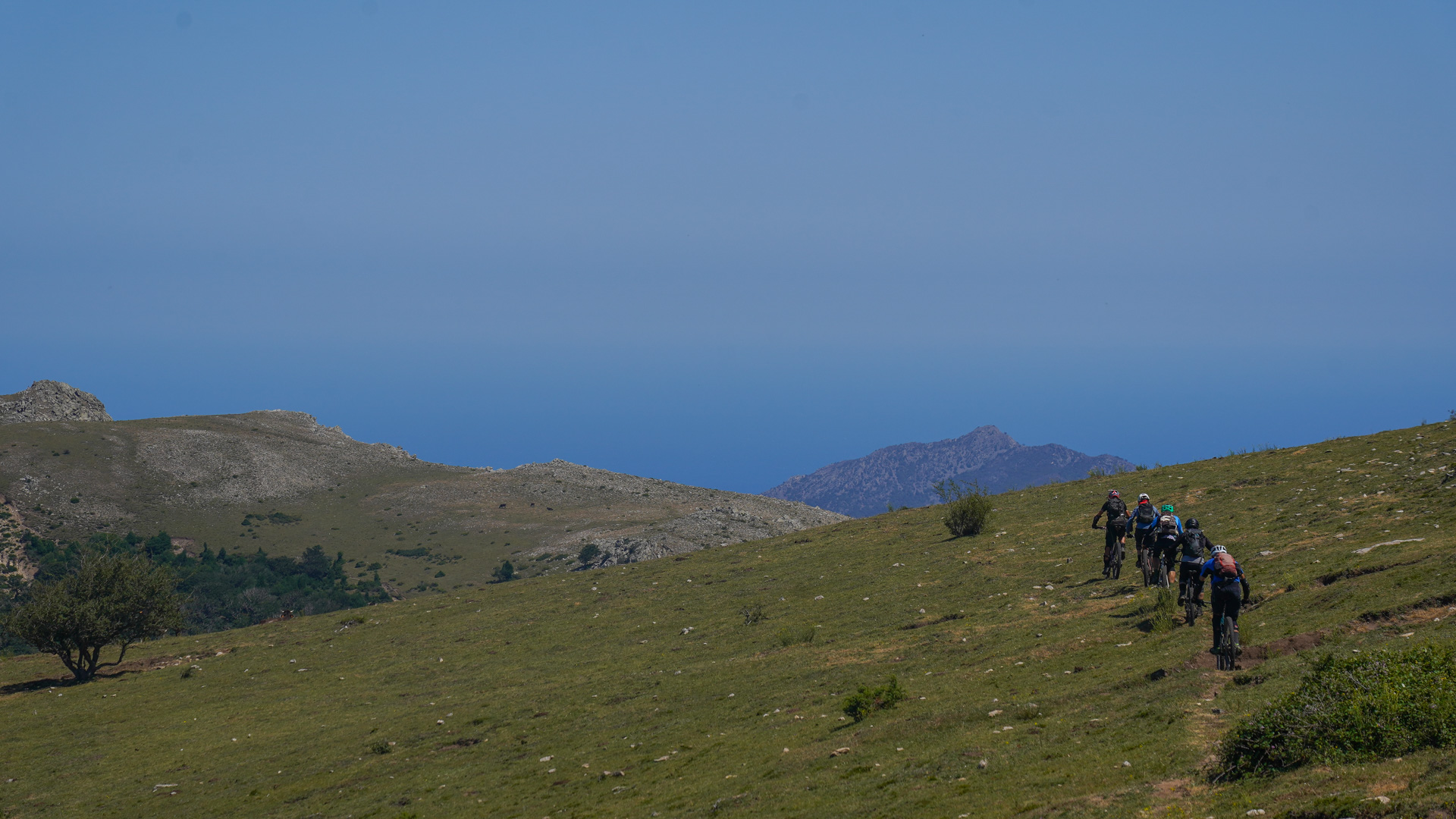 une file de VTT descend face à la mer Méditerranée