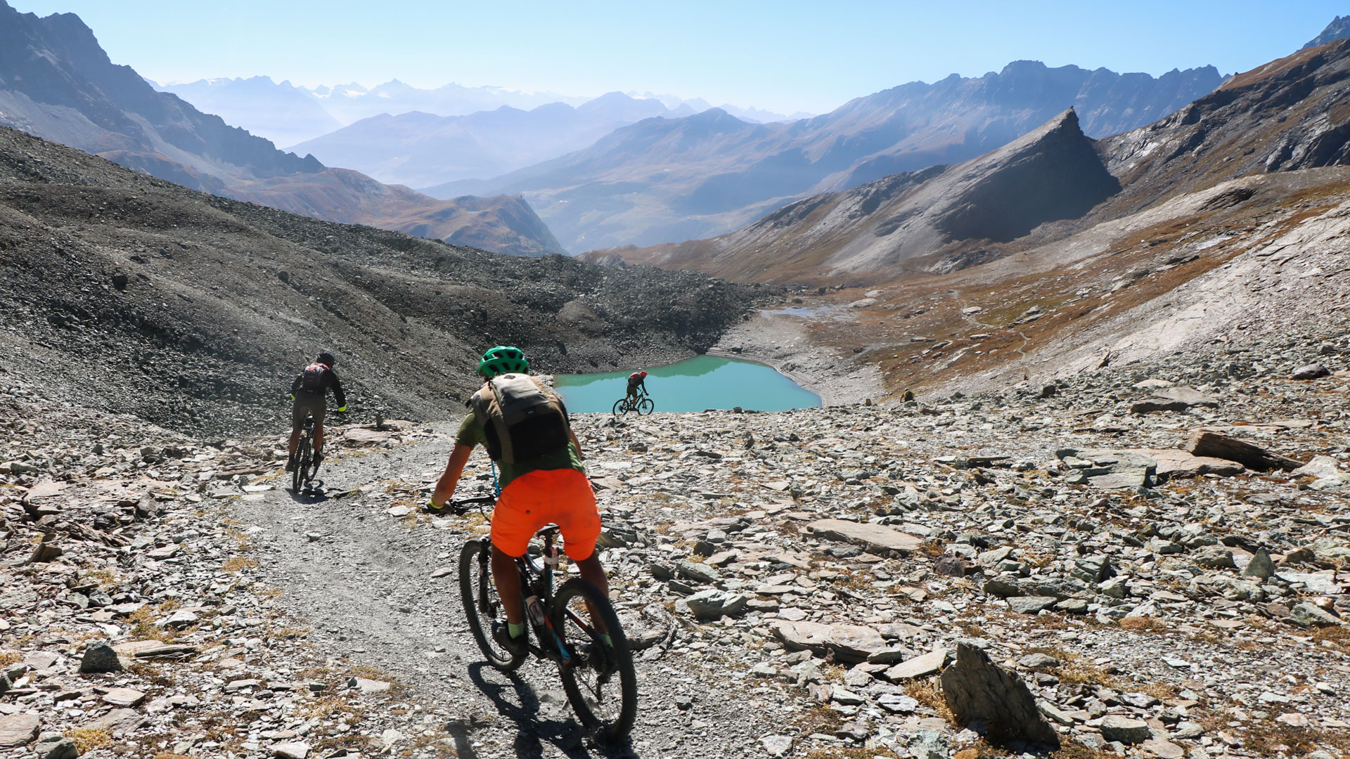 VTTistes descendent un single-track à proximité du lac de la fenetre de Durand