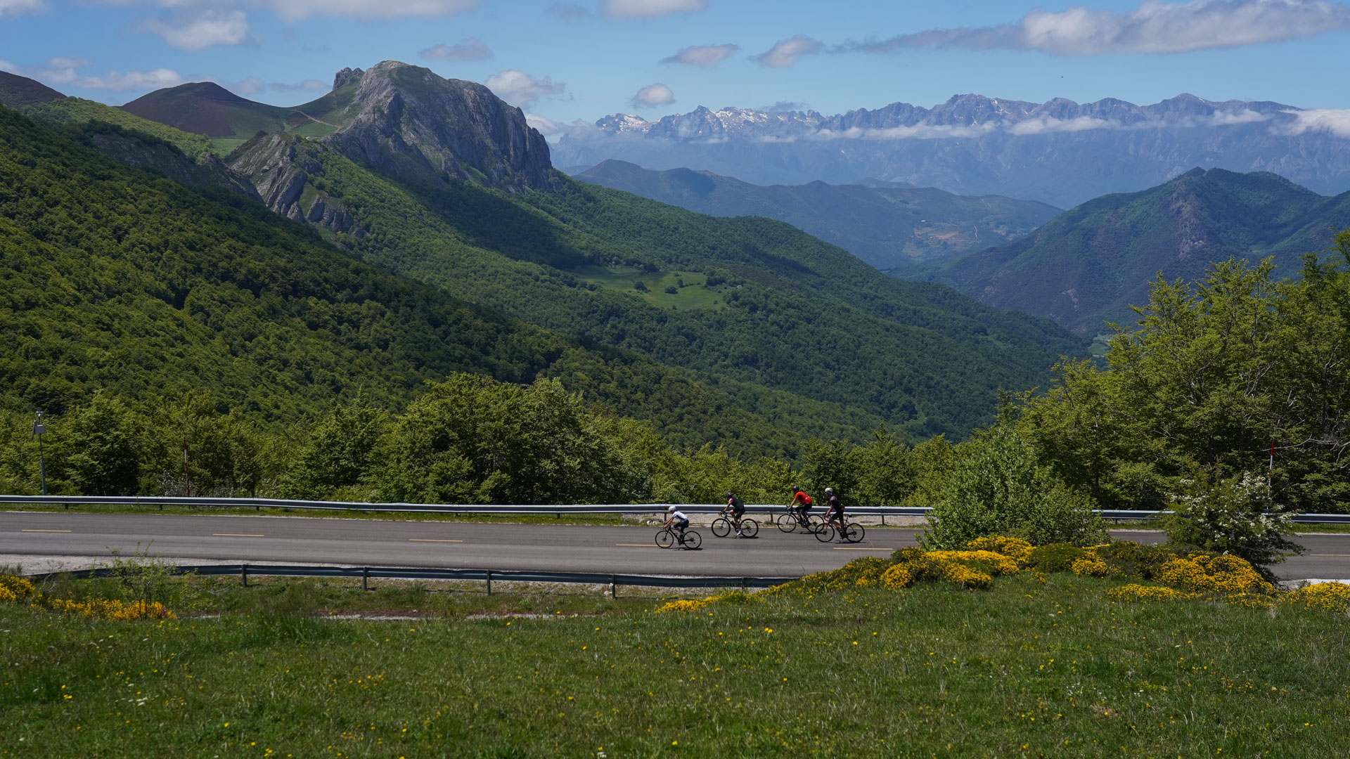 groupe de cyclistes dans les Picos de Europa, dans le massif de Cantabrique