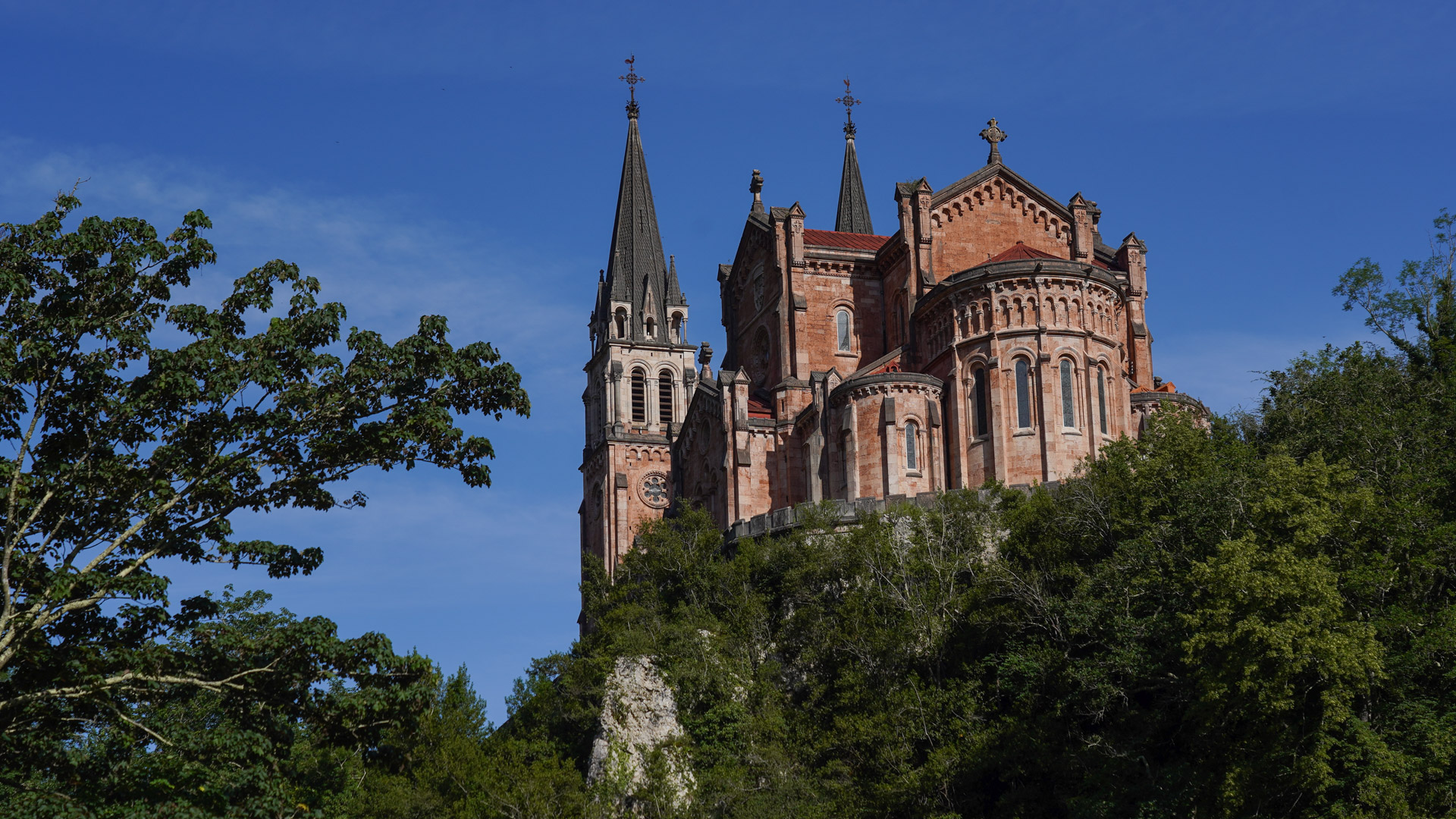 église de Covadonga en pierres rouge