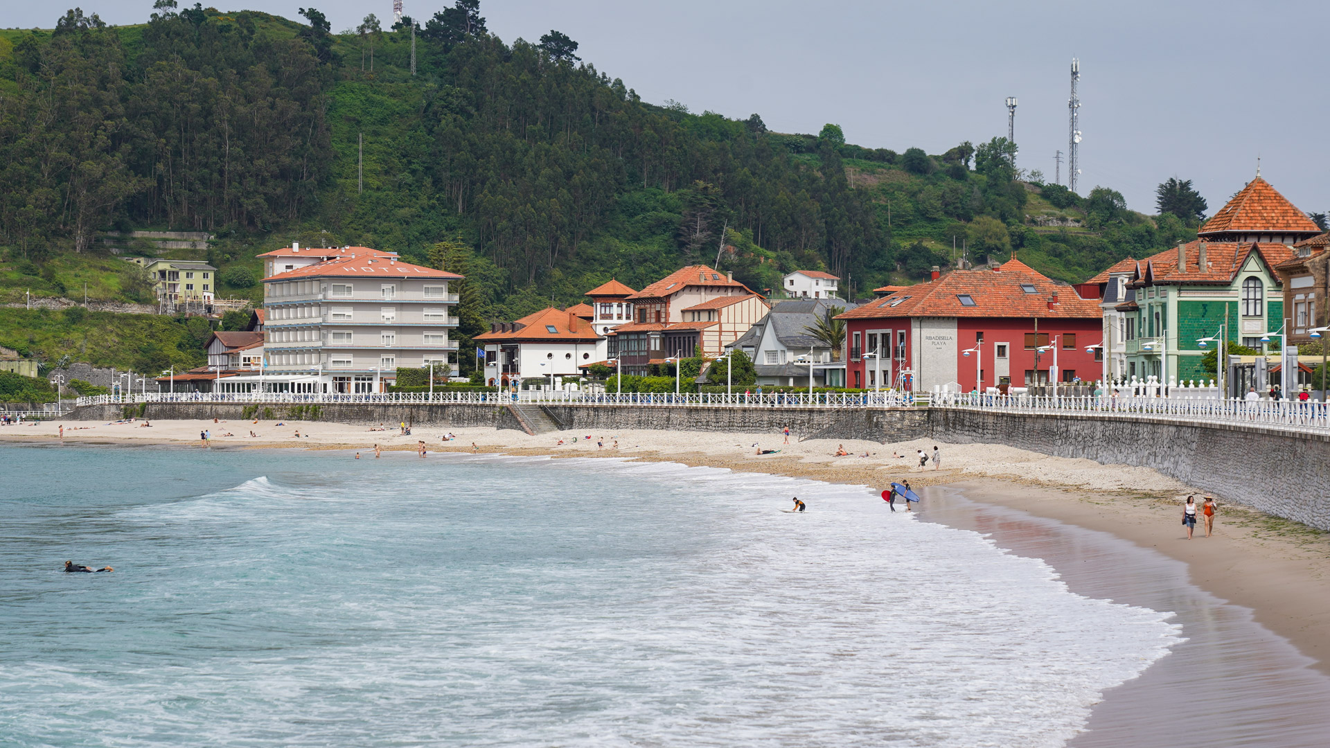 plage de Santa Marina, au bord de la ville de Ribadesella