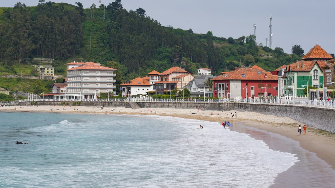 plage de Santa Marina, au bord de la ville de Ribadesella