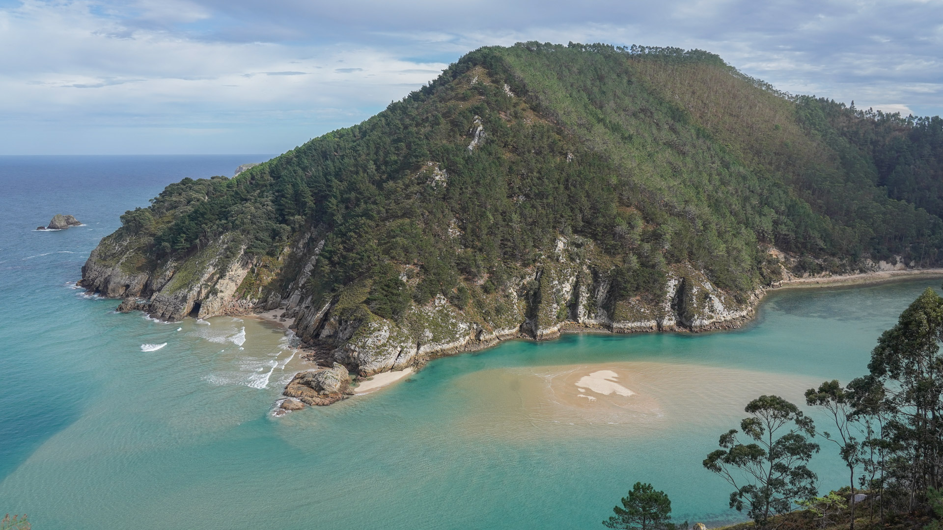 eau couleur émeraude sur la côte Atlantique nord de l'Espagne