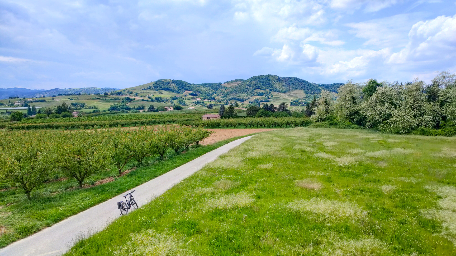 vélo et petit route de campagne Ardèchoise