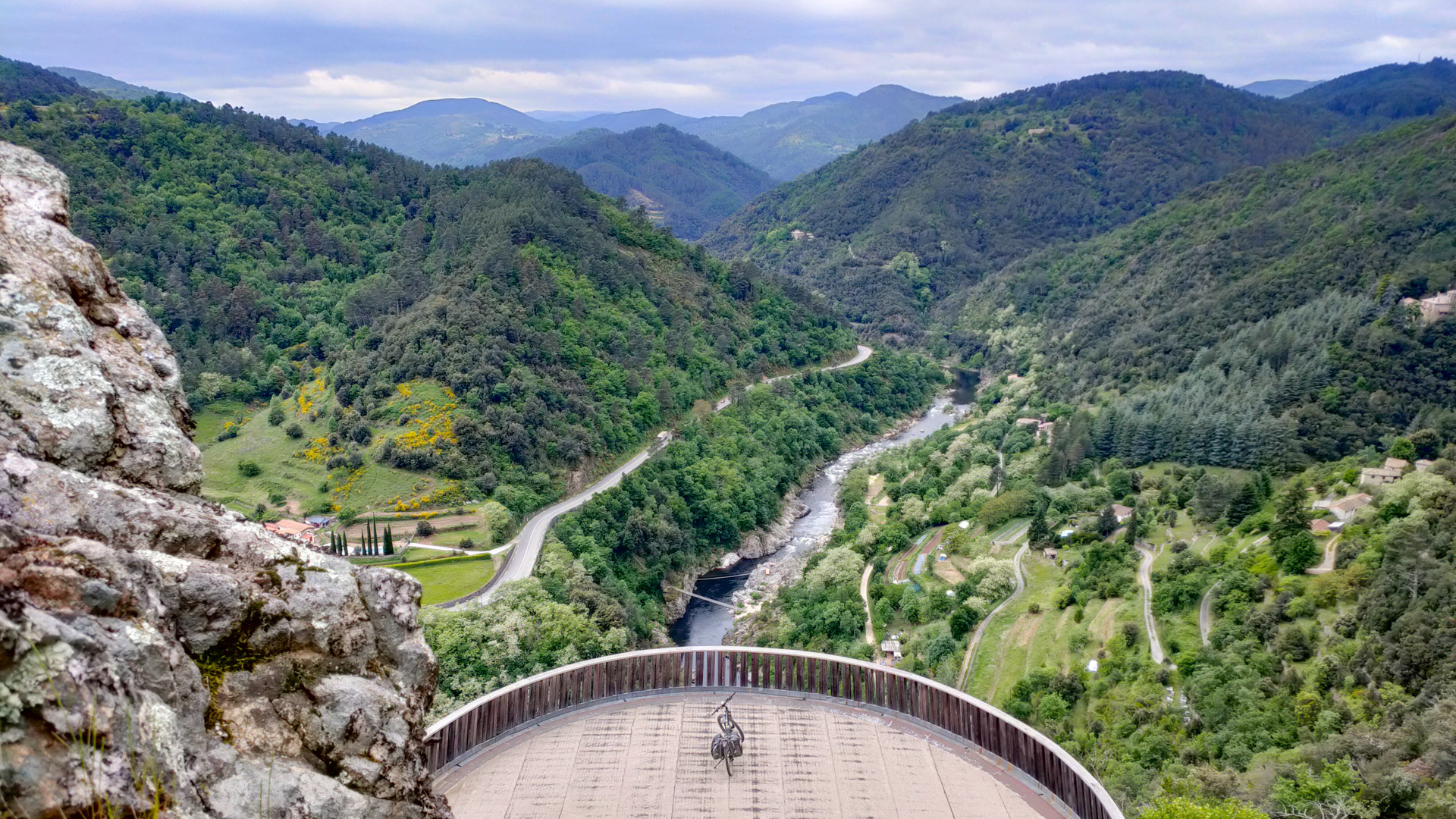 vélo sur un belvédère surplombant la rivière de l'Eyrieux en Ardèche