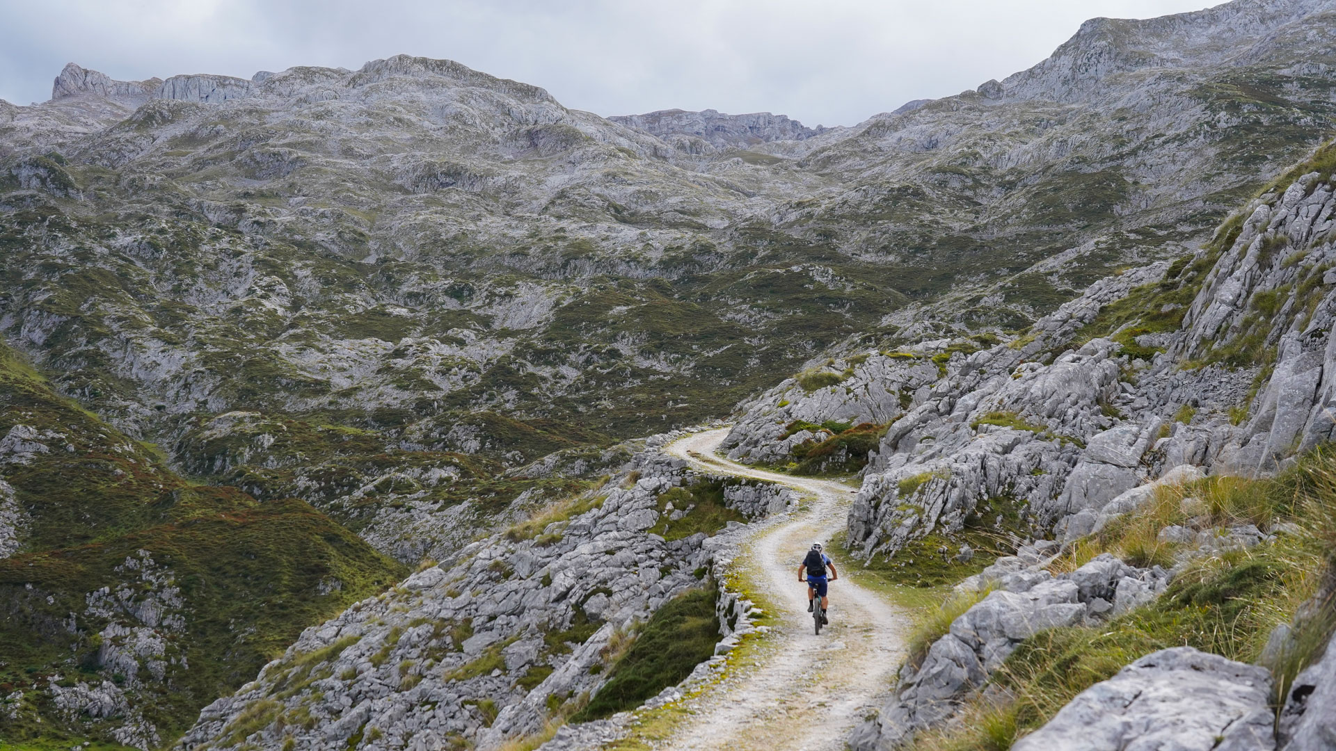 un VTT au milieu des paysages karstiques typiques des Picos de Europa