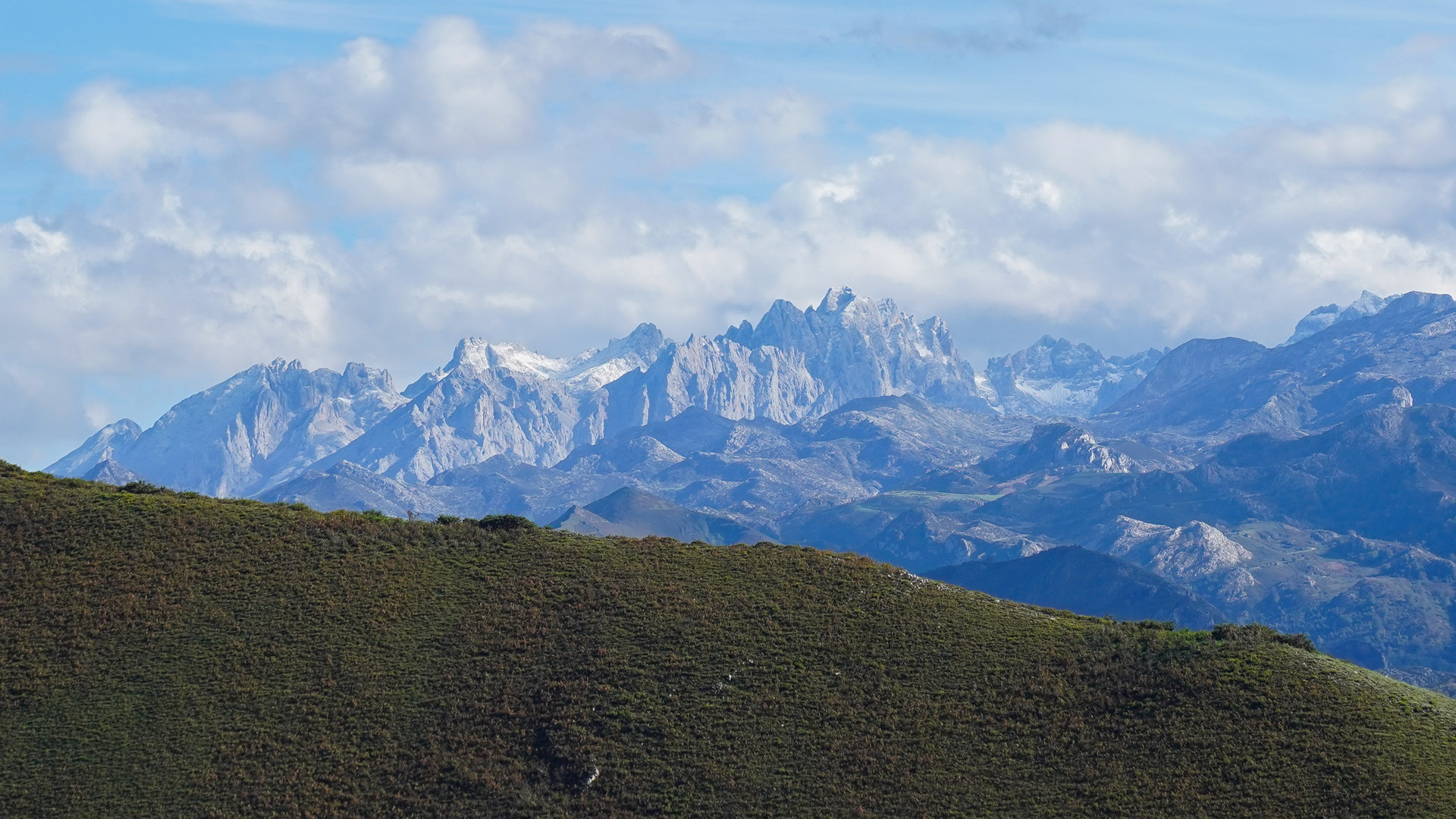 un VTTiste monte sur une piste entouré d'un univers calcaire