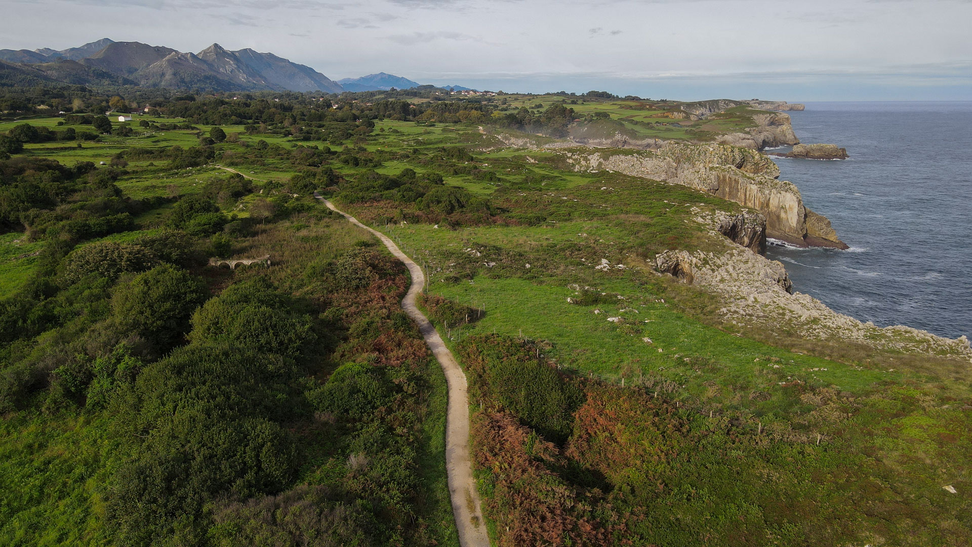 côte maritime des falaises des Asturies espagnoles vue du ciel