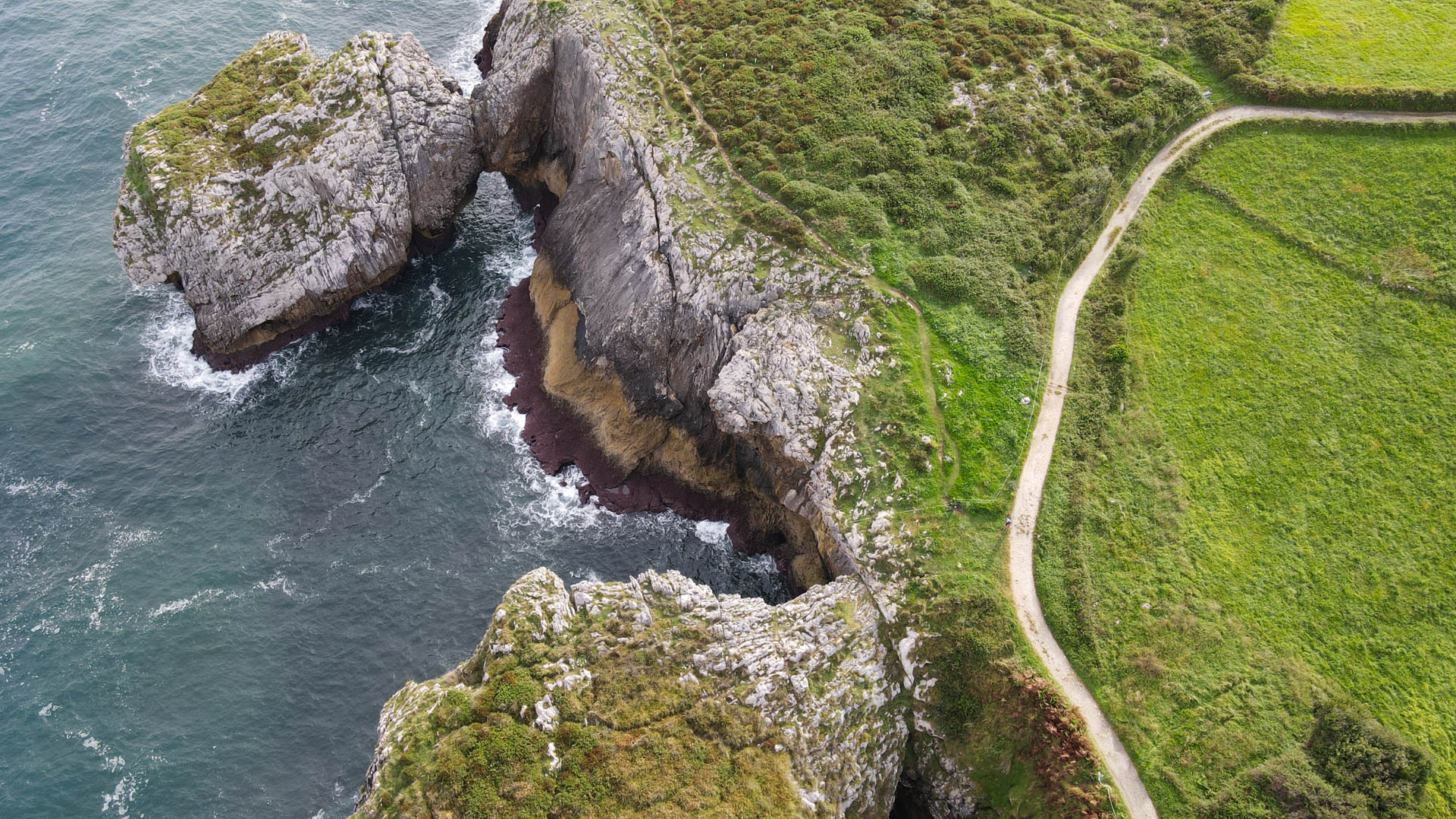 falaises plongeant dans la mer méditerranée au niveau de la cote asturienne espagnole