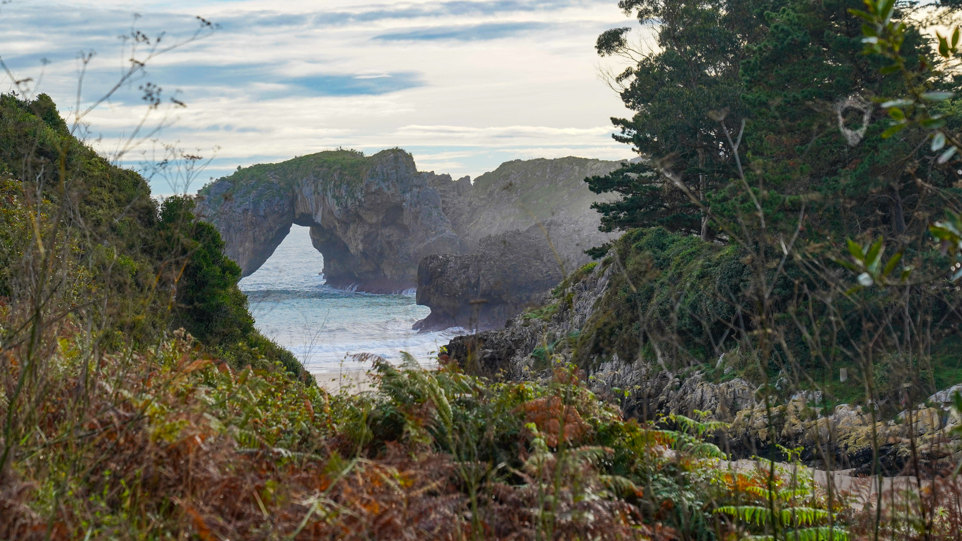 arche de roche formée par la mer des Asturies