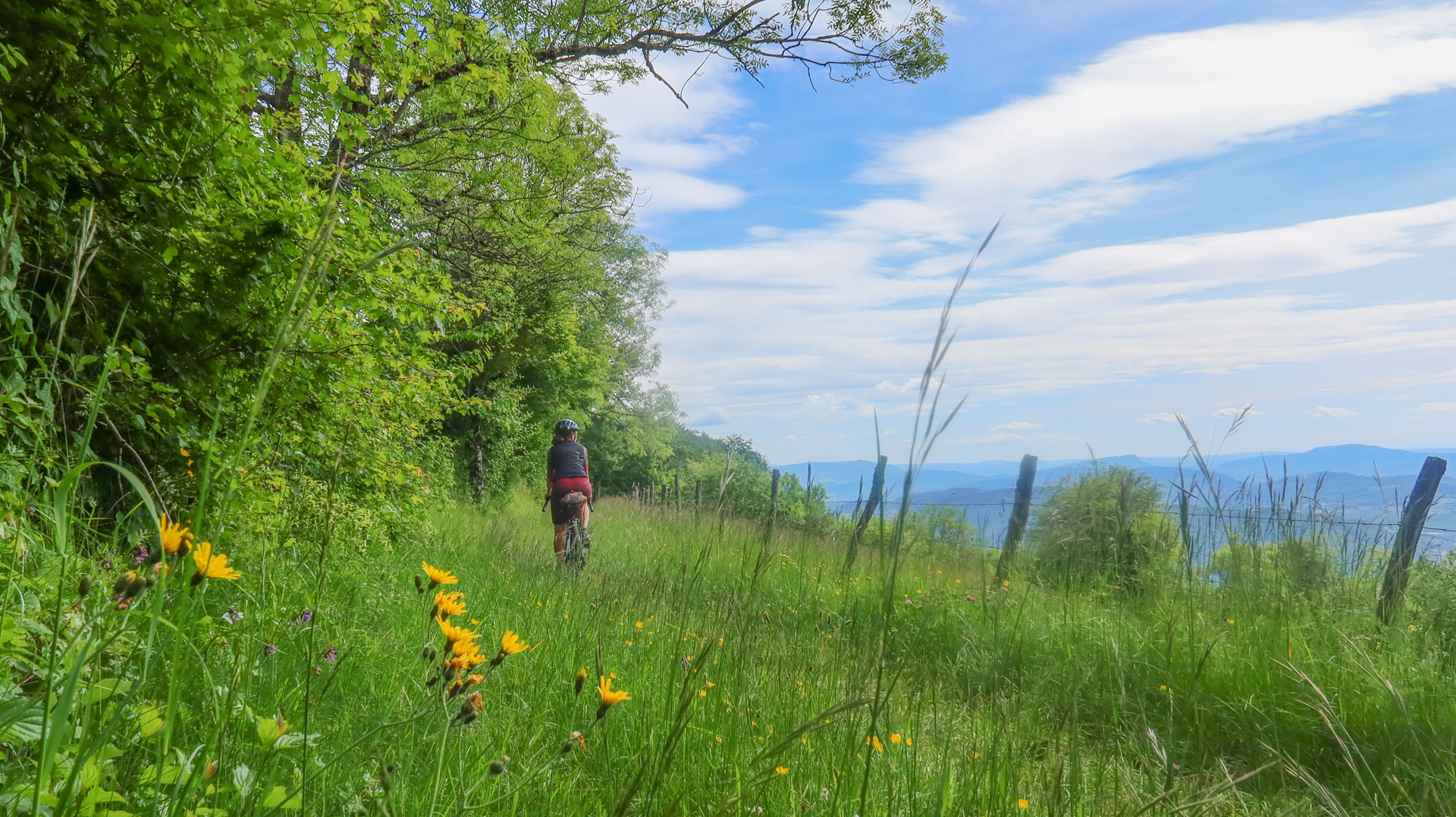 sentier champêtre sur le massif de la Chambotte