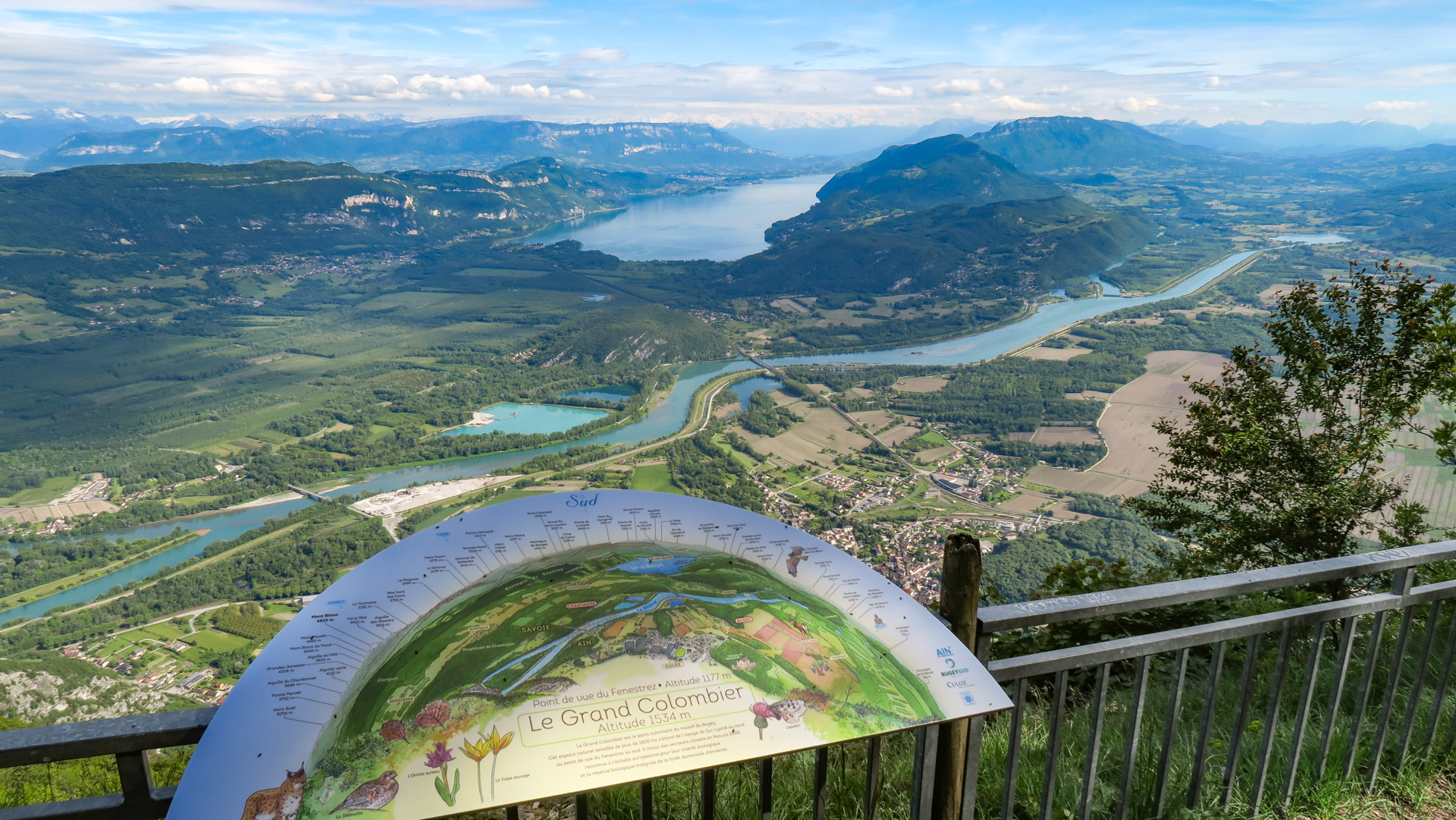 vue panoramique sur le lac du Bourget, le Rhône et Belledonne depuis le col du grand colombier