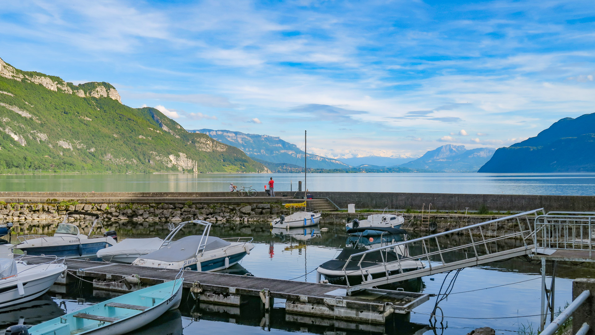 cycliste discute avec un pêcheur au bord du lac du Bourget au petit port de Châtillon à proximité de Chindrieux