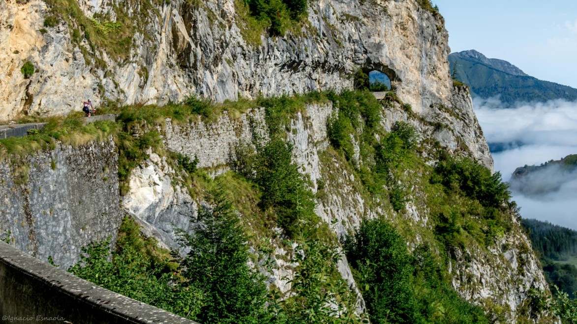 cycliste sur la route en balcon sur le point de franchir le tunnel du Col du Soulor