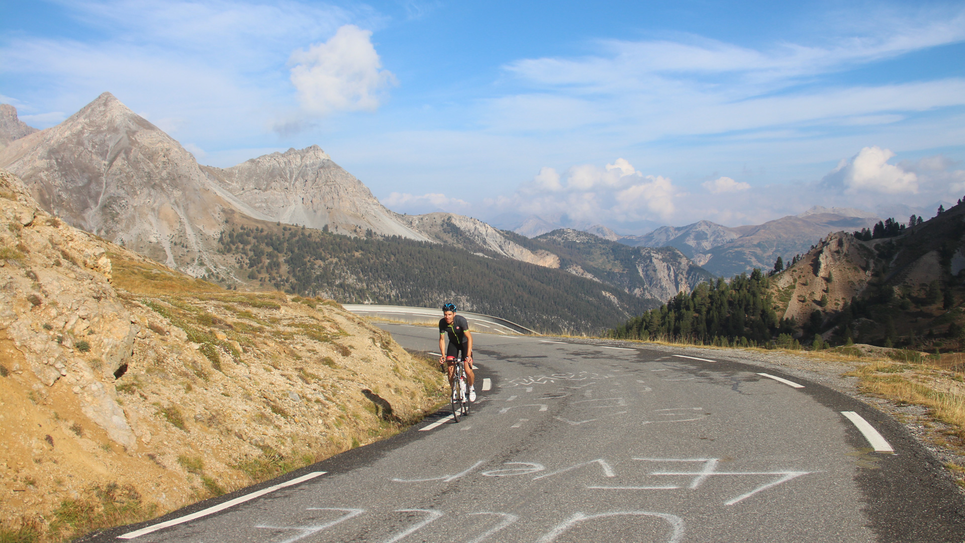 cycliste en pleine ascension d'un col des Alpes