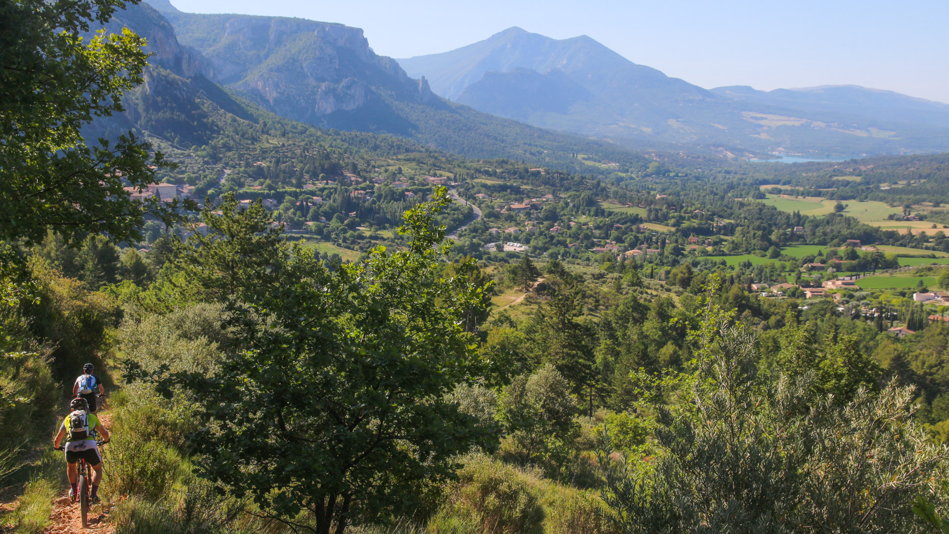 VTTistes descendent un sentier dans le bas Verdon