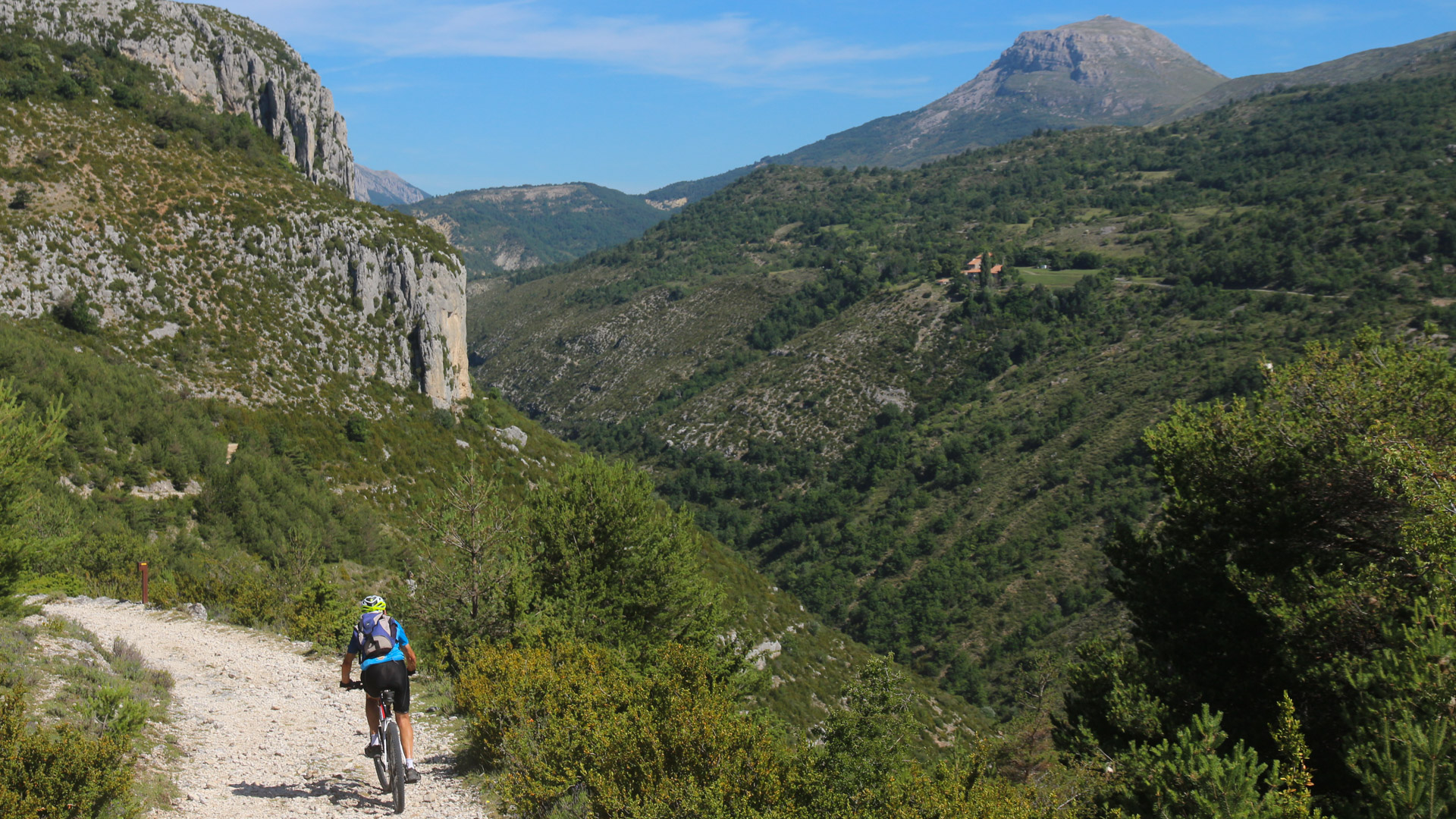 homme à VTT sur une piste dans les gorges du Verdon
