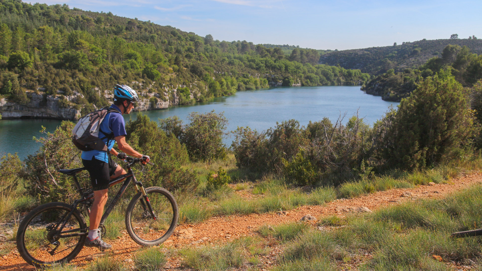 homme à VTT longe le Verdon sur une piste sauvage