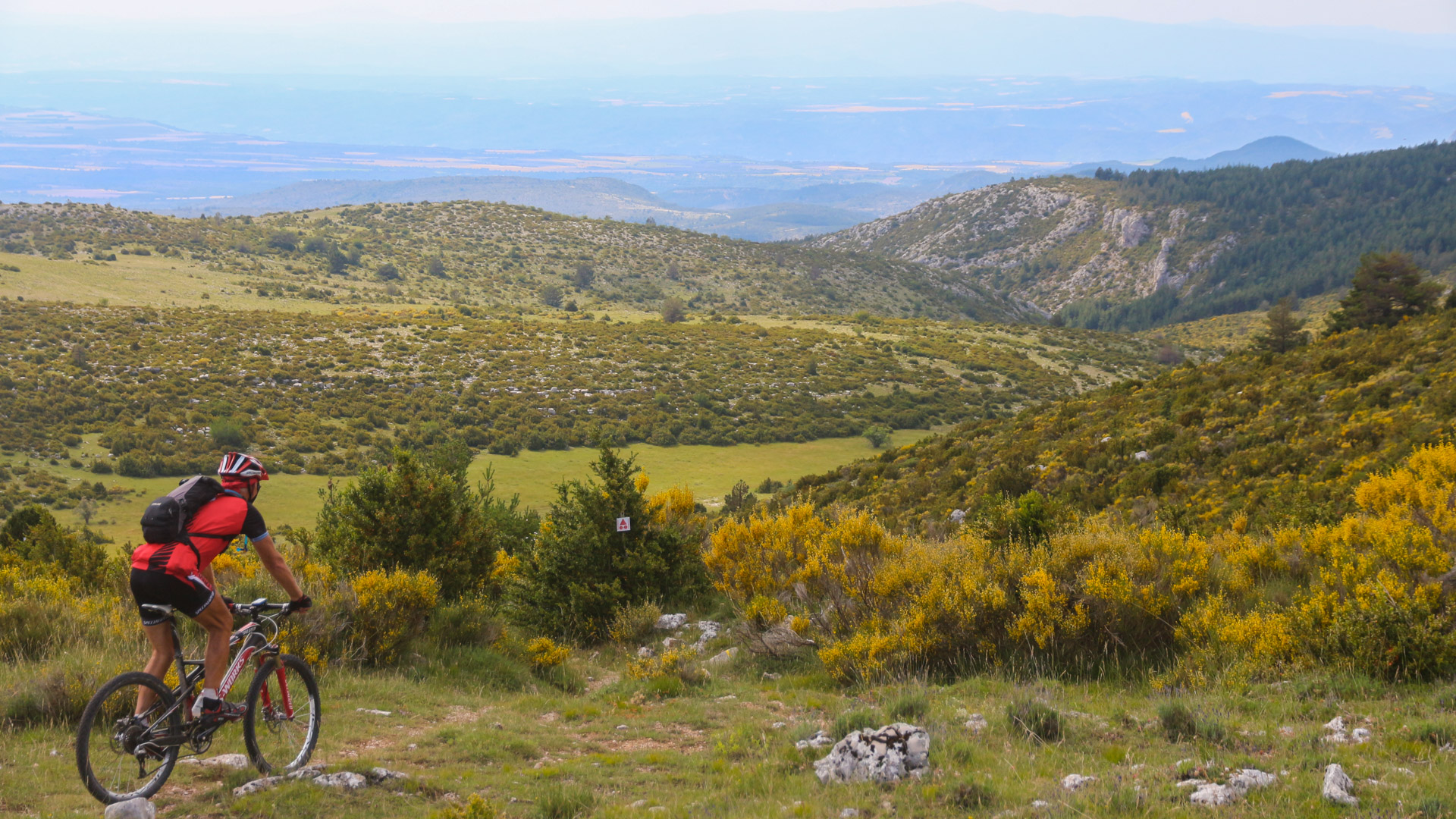 homme à vtt sur un sentier monotrace dans le haut Verdon