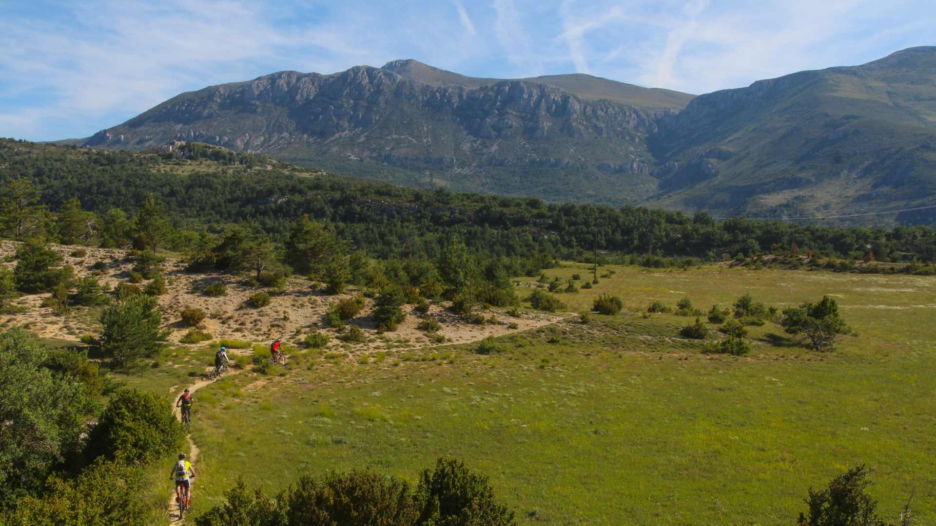 groupe de VTTistes sur un single-tracks lors d'une traversée de la partie sud du Verdon à VTT
