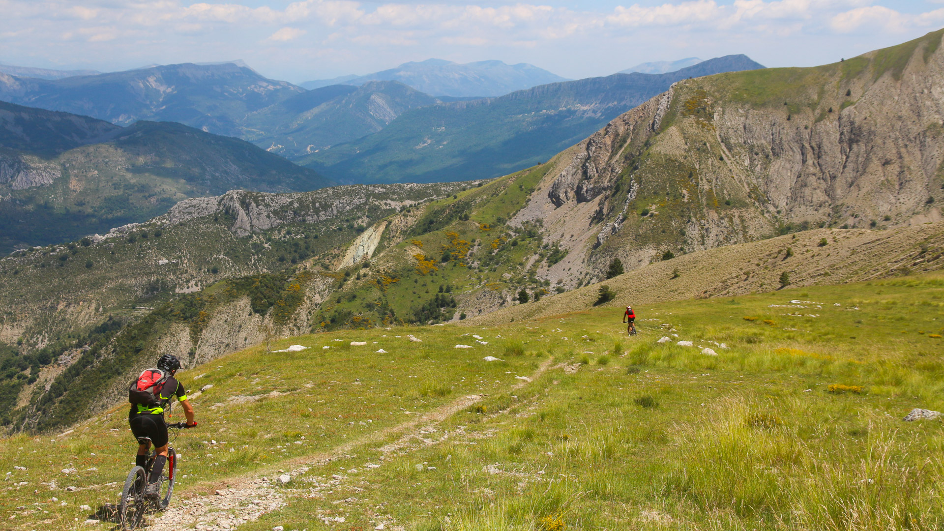 Vttiste descends un sentier