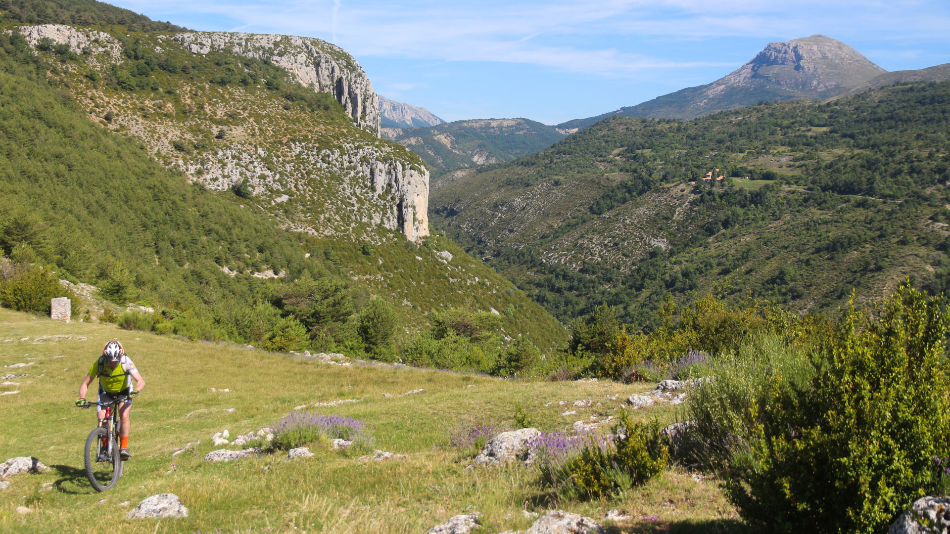 Vttiste dans un paysage typique de la haute provence