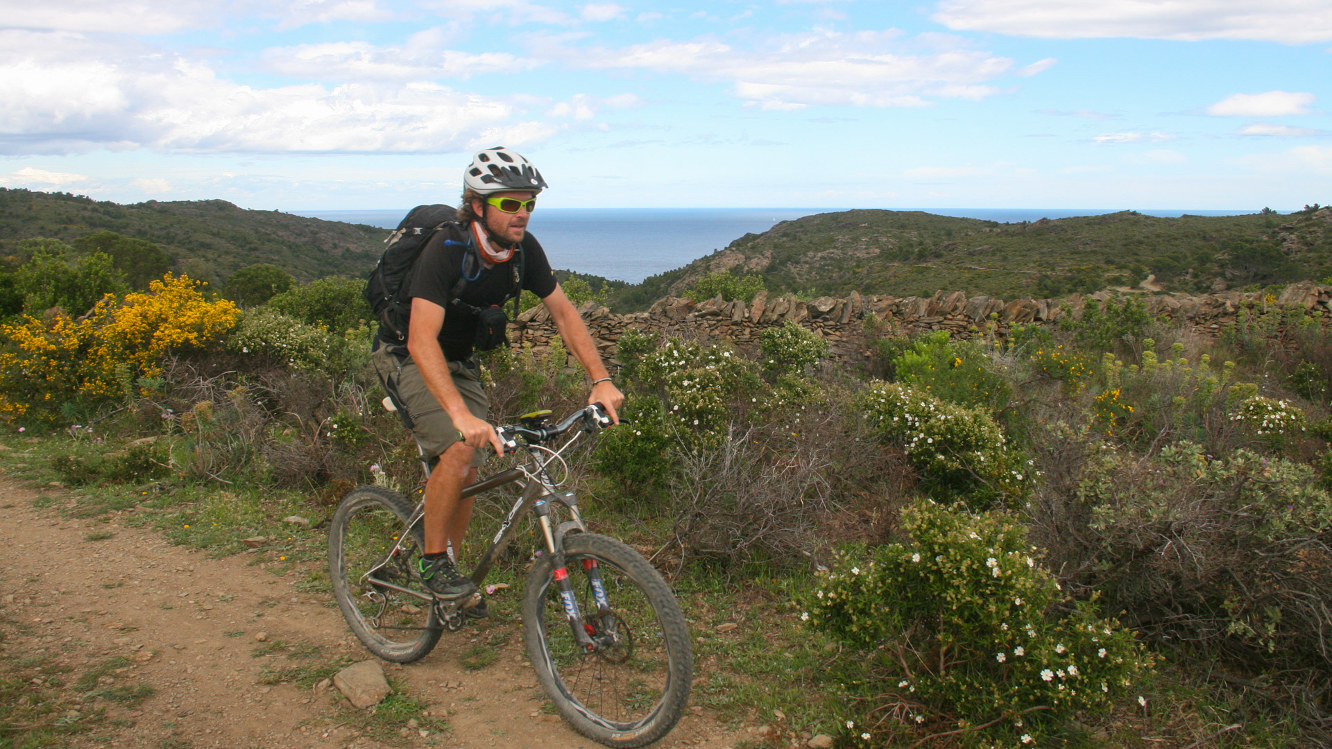 homme à vtt sur une piste costa brava