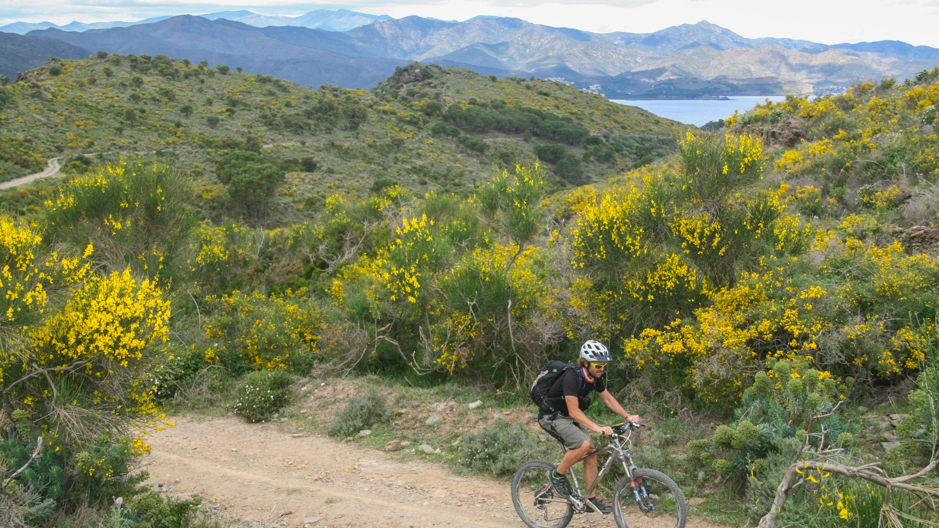 homme à vtt sur les hauteurs de la costa brava