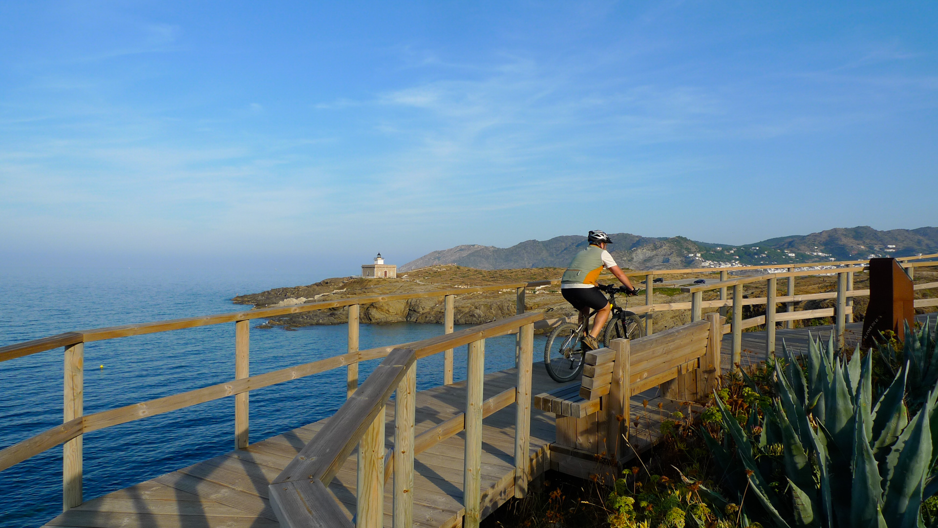 homme à vtt sur le long du littoral de la costa brava