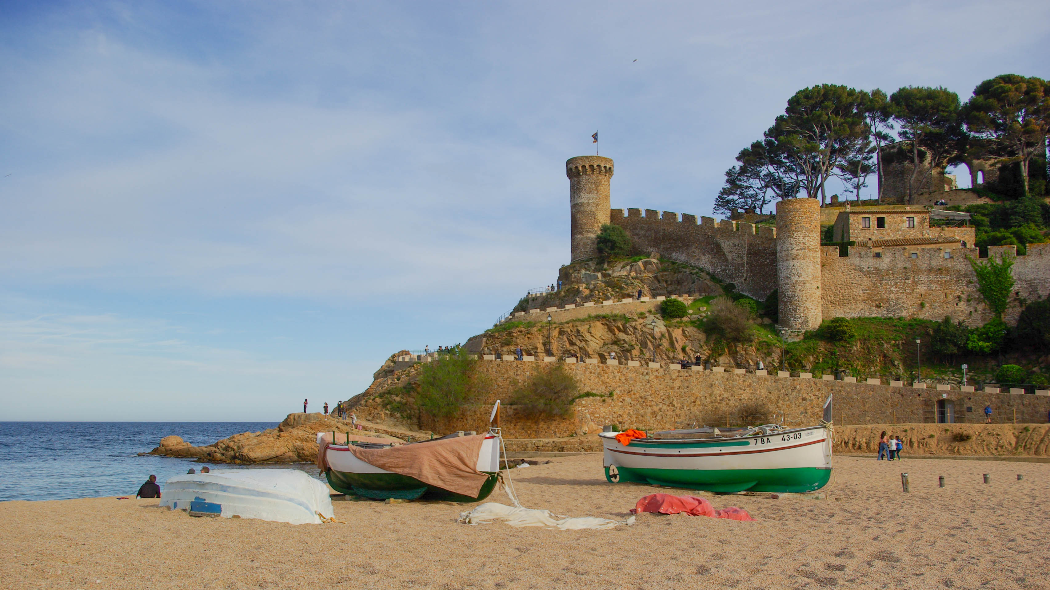 plage et vieille ville du village de Tossa del Mar